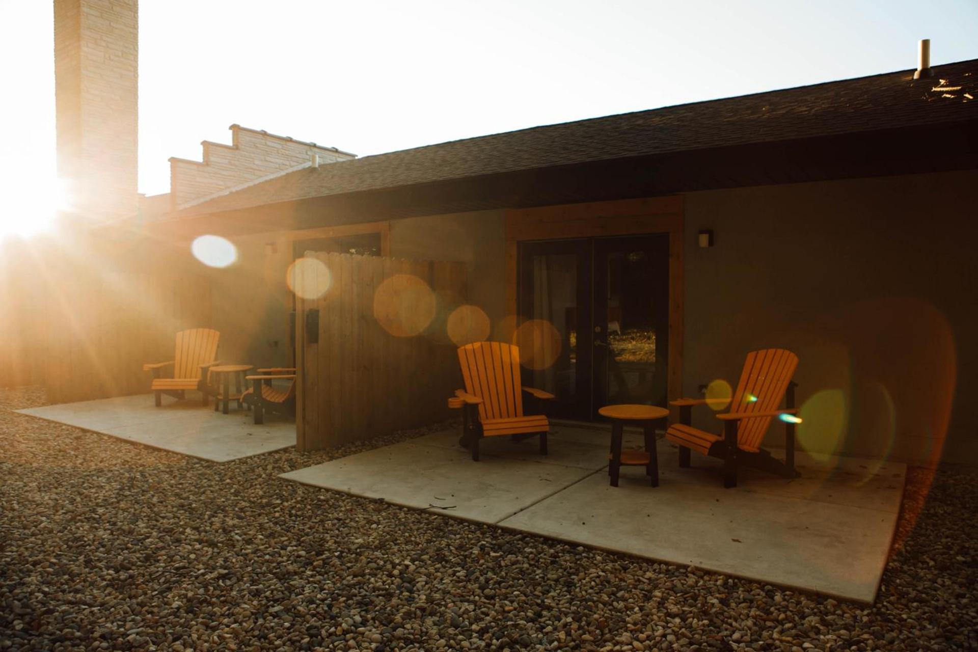 4411 Inn & Suites photo 2