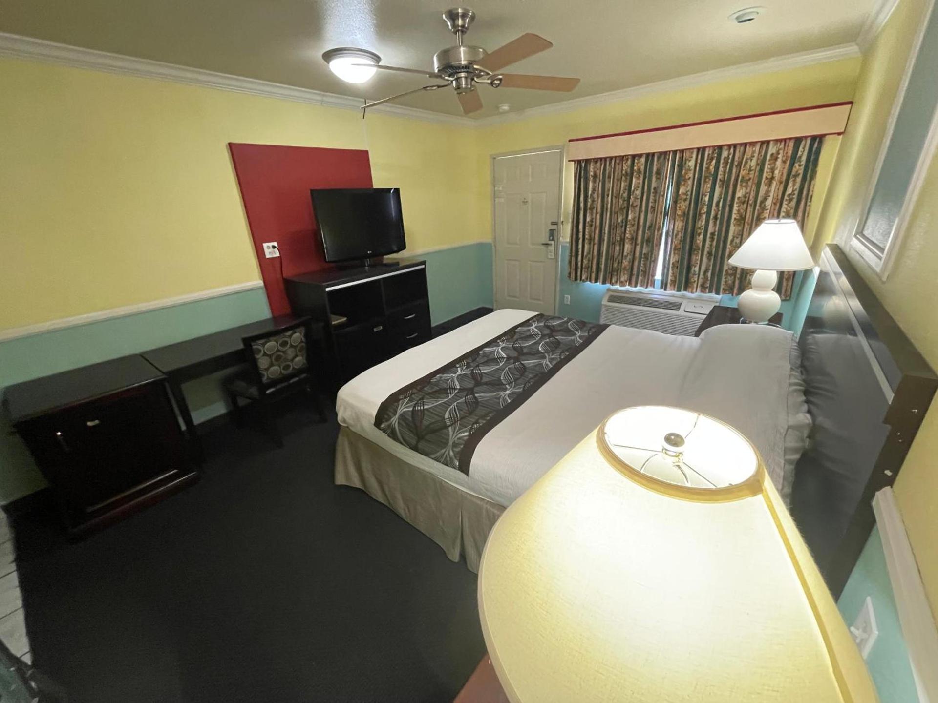 Hollywood Guest Inn photo 21