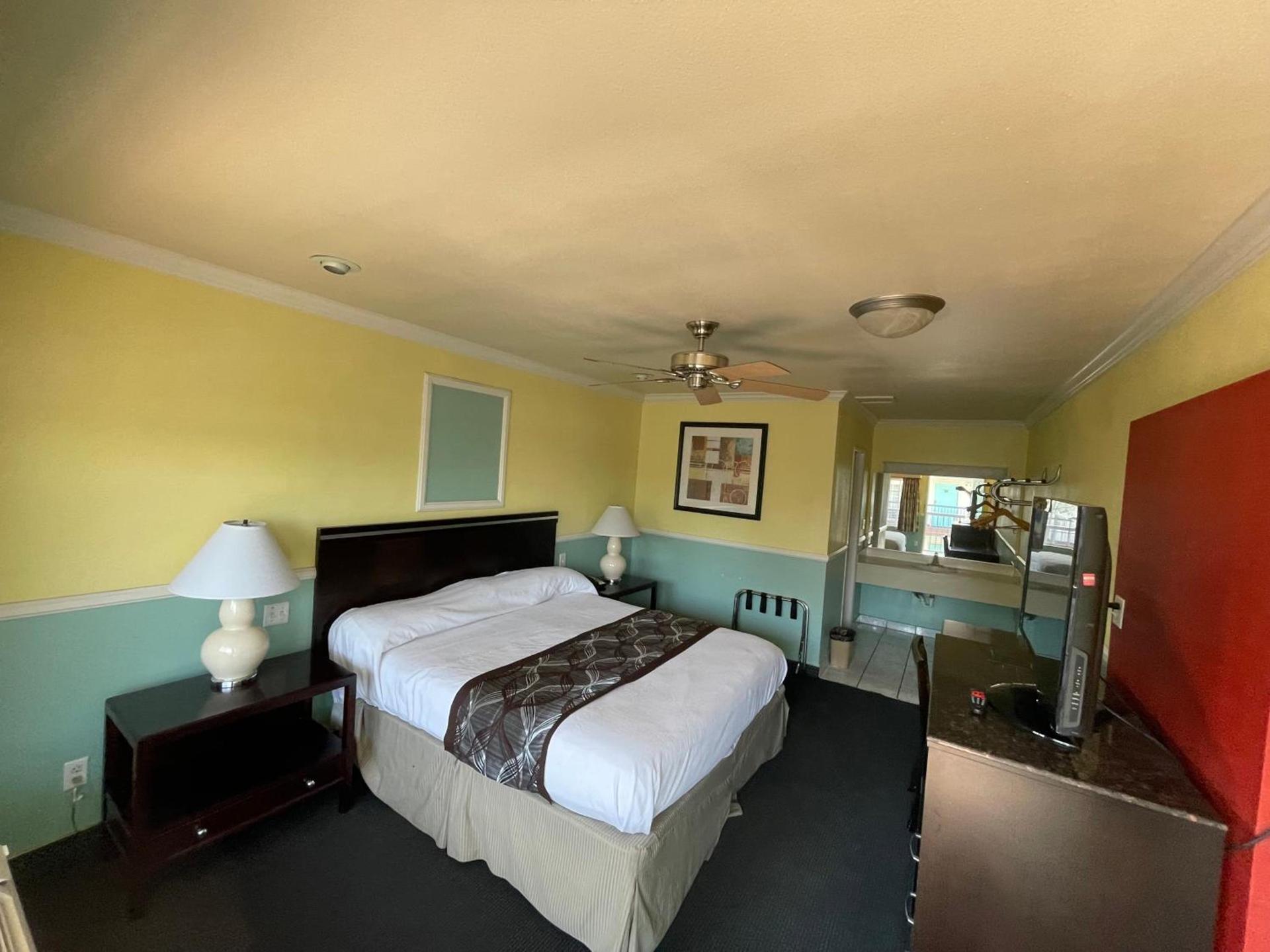 Hollywood Guest Inn photo 13