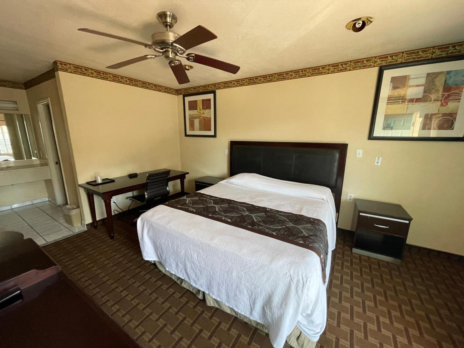 Hollywood Guest Inn photo 17