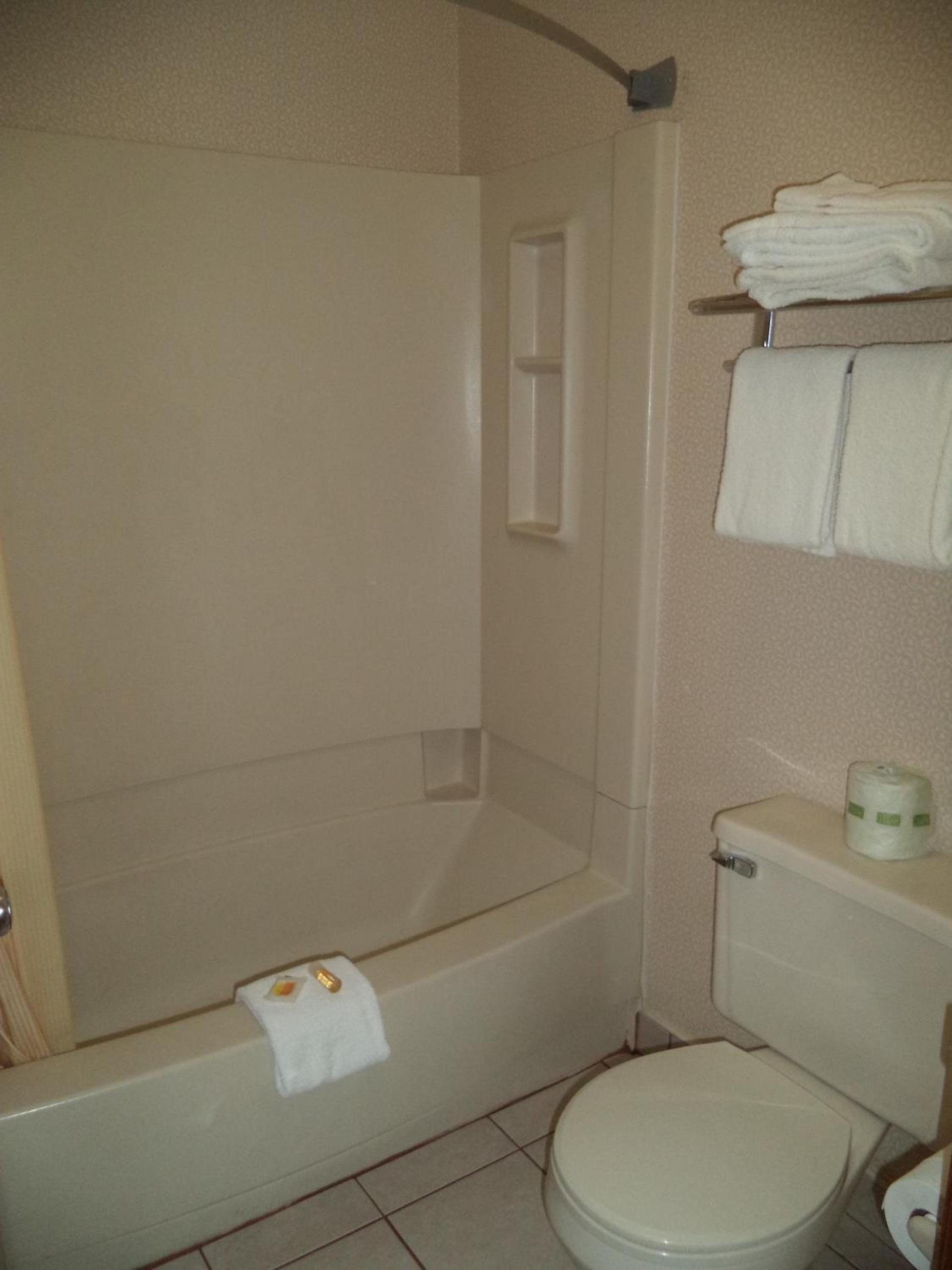 Days Inn by Wyndham Maumee/Toledo photo 30