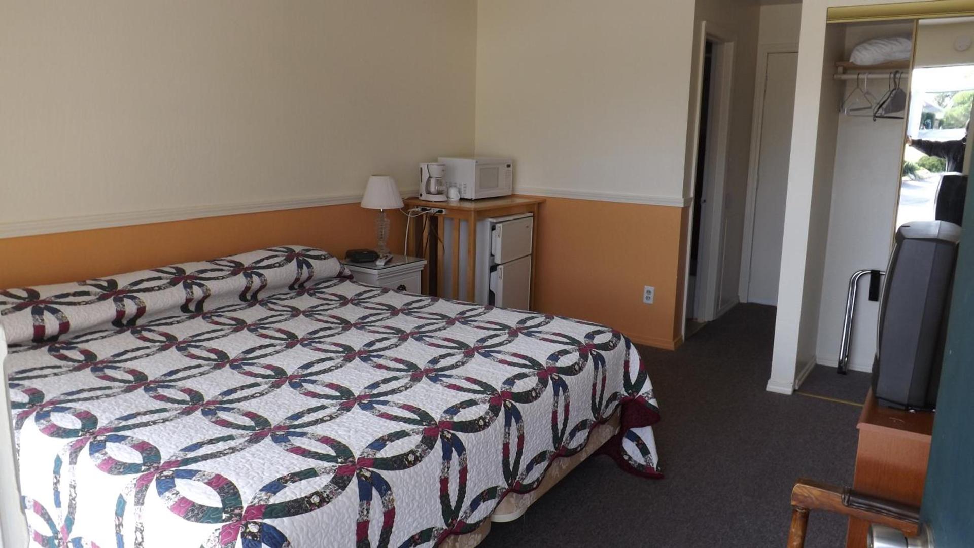 Twin Lakes Inn photo 12