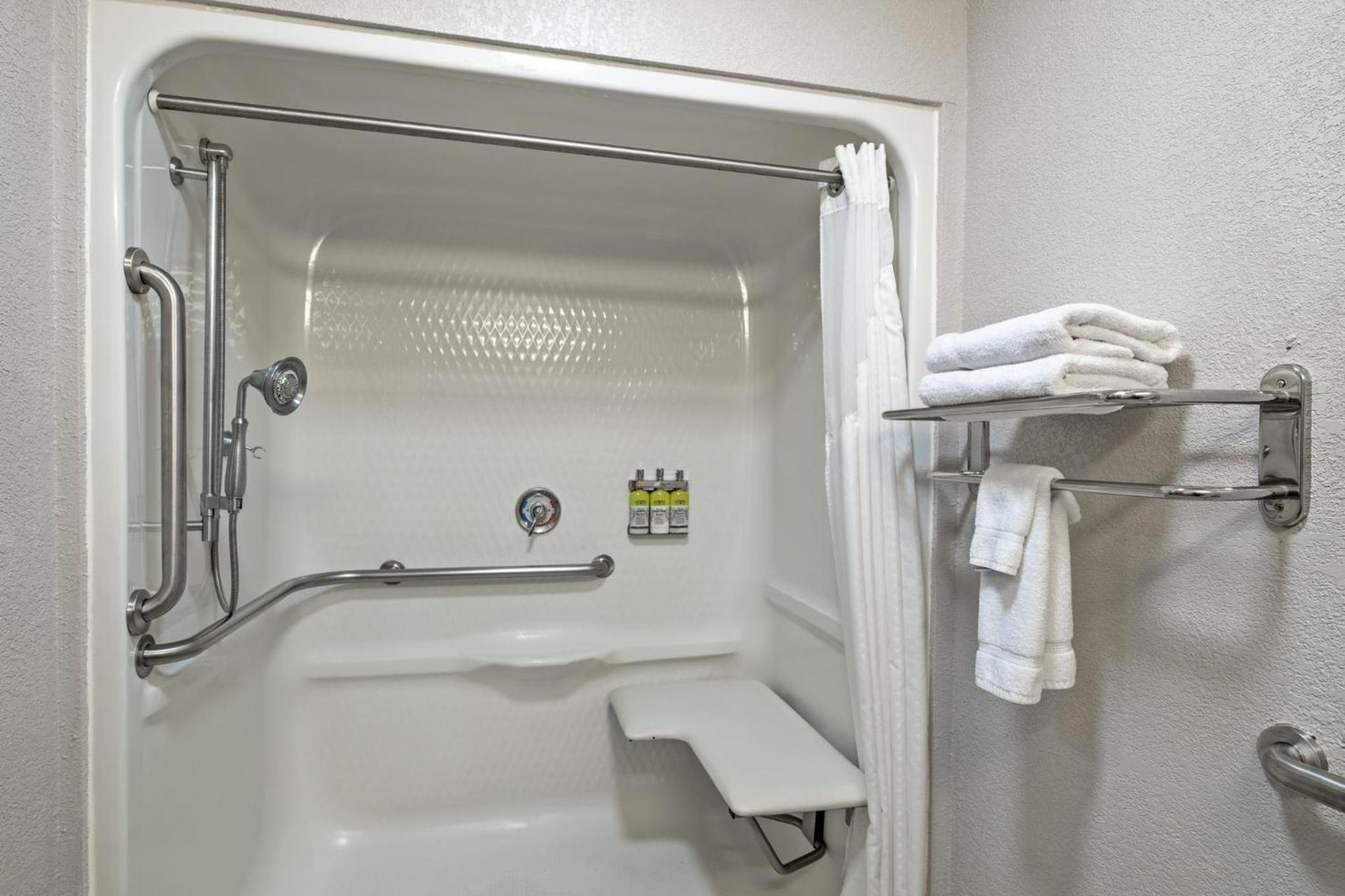 Holiday Inn Express Hotel & Suites Woodbridge by IHG photo 14