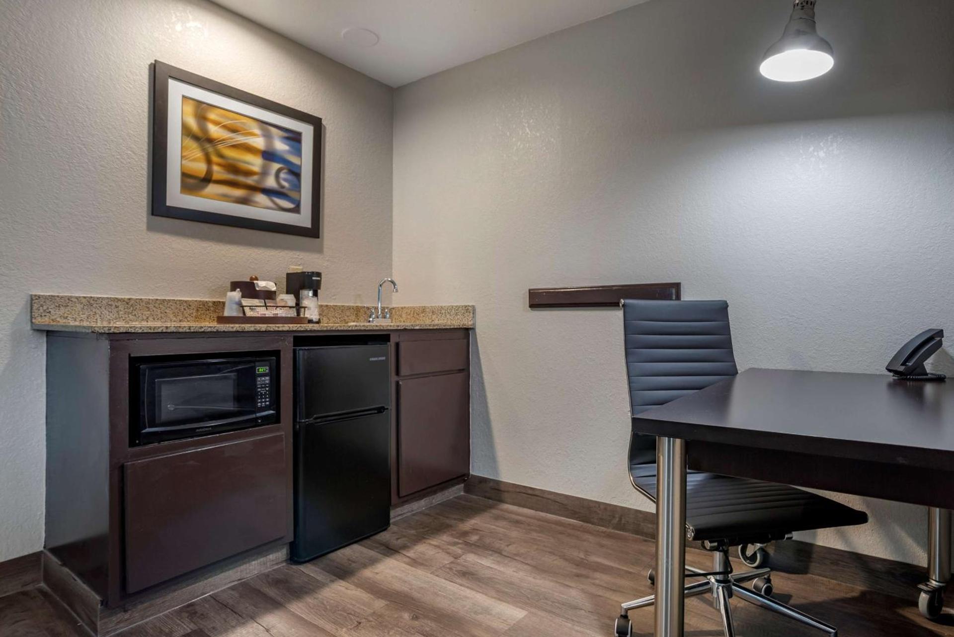 Best Western Carlton Suites photo 18