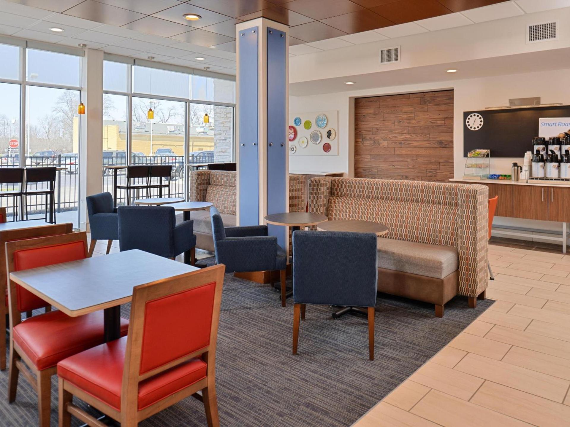 Holiday Inn Express & Suites - Brighton South - US 23 by IHG photo 2