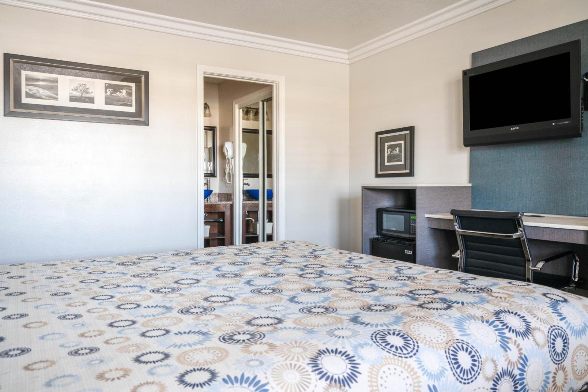 Solaire Inn & Suites photo 23