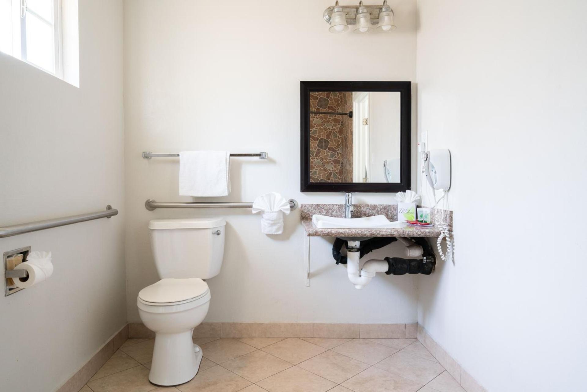 Solaire Inn & Suites photo 20