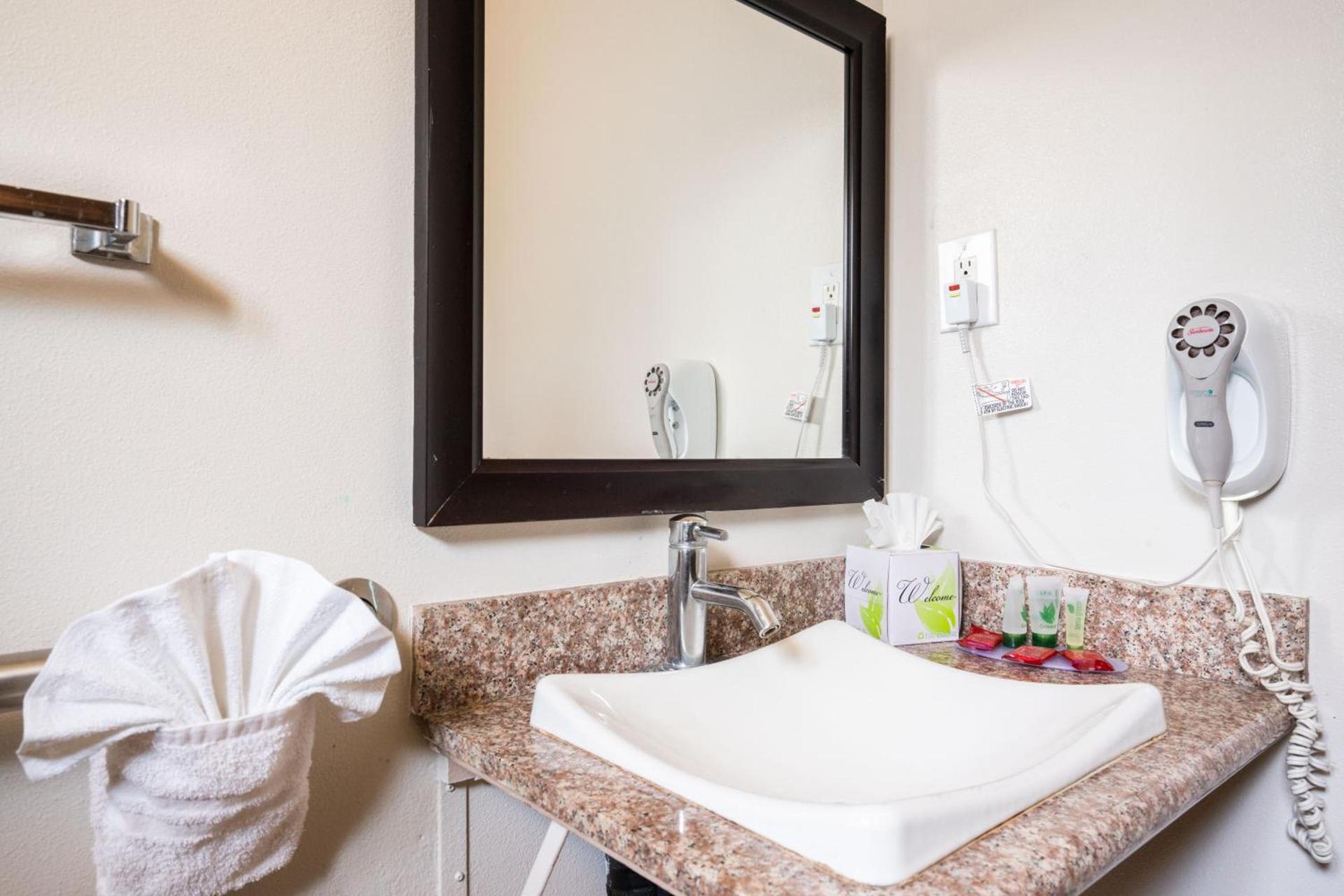 Solaire Inn & Suites photo 18