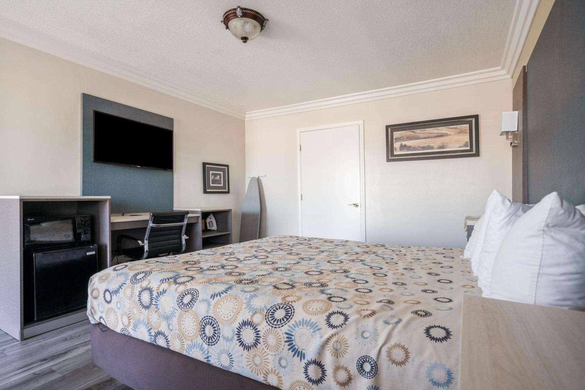 Solaire Inn & Suites photo 24