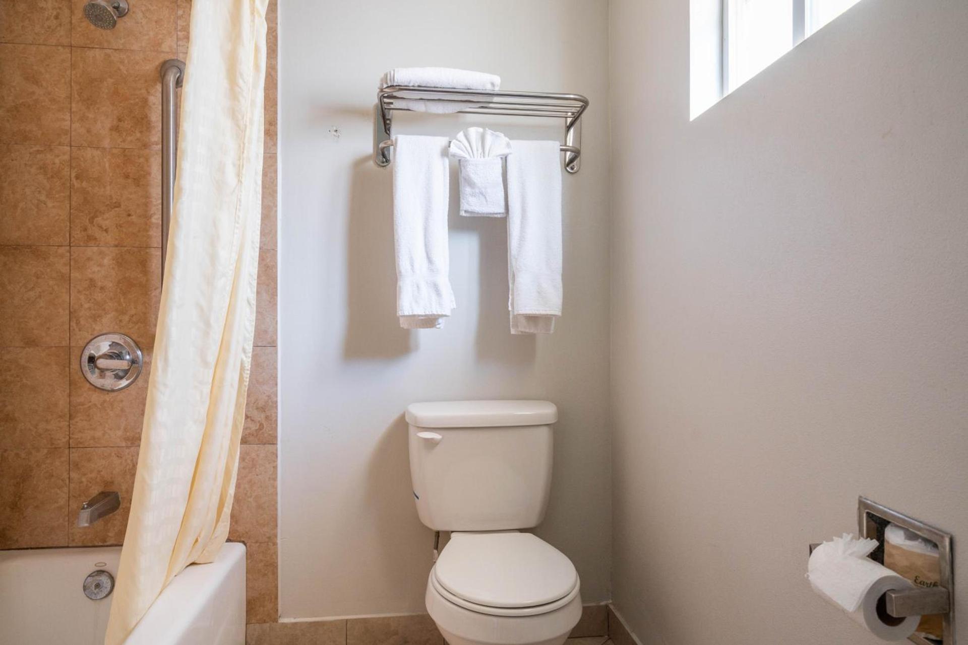 Solaire Inn & Suites photo 25