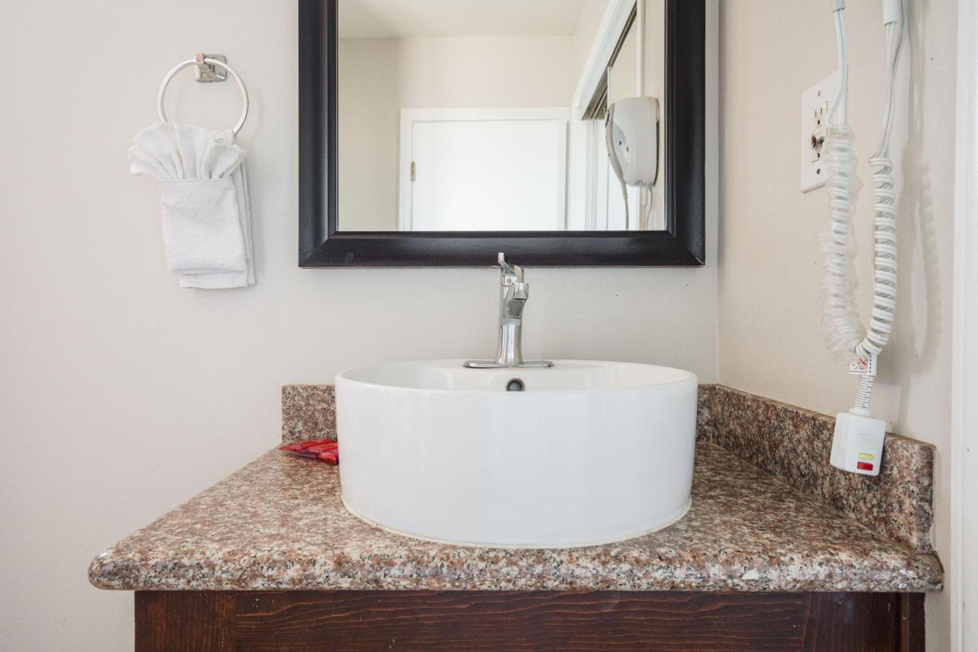 Solaire Inn & Suites photo 26