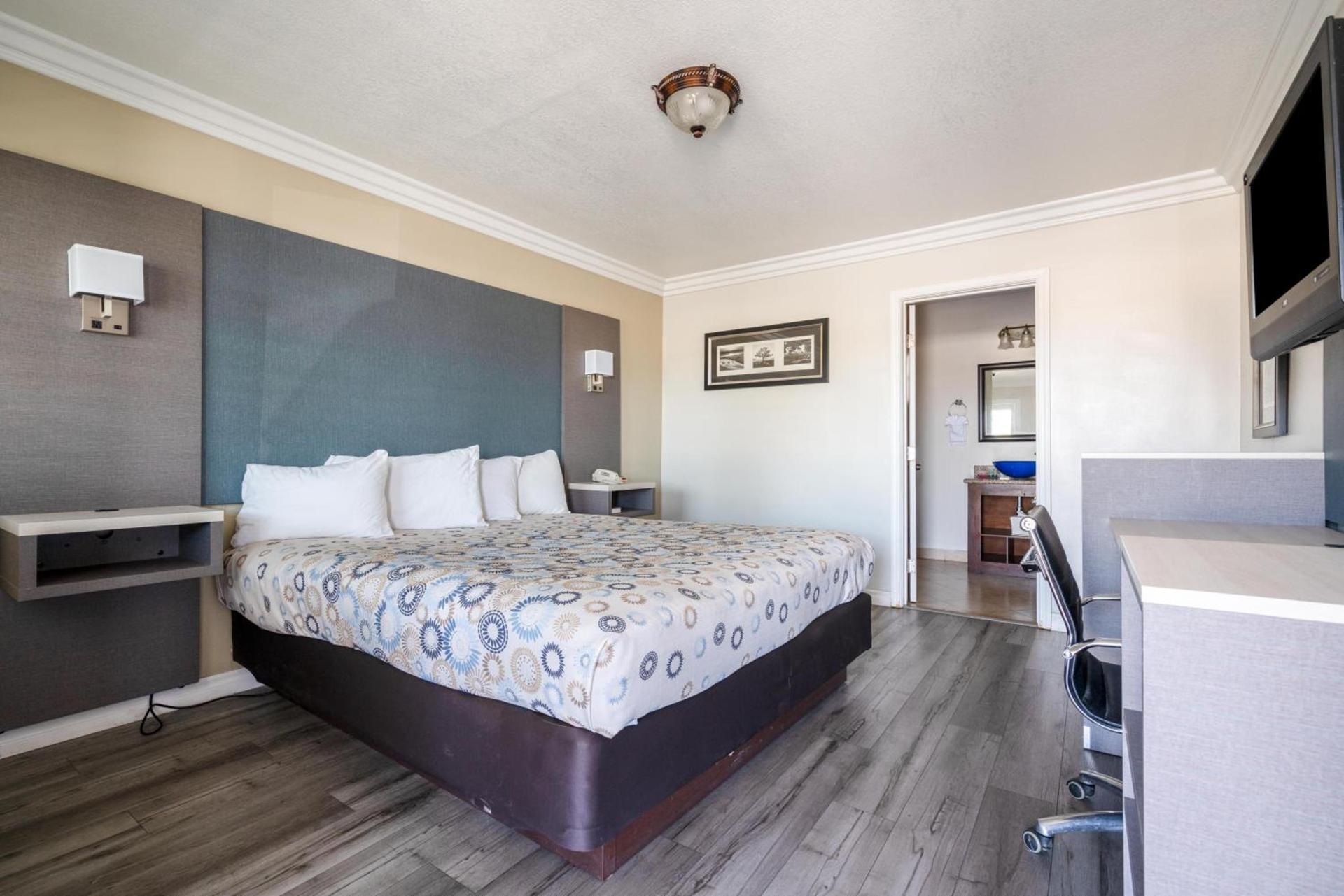 Solaire Inn & Suites photo 27