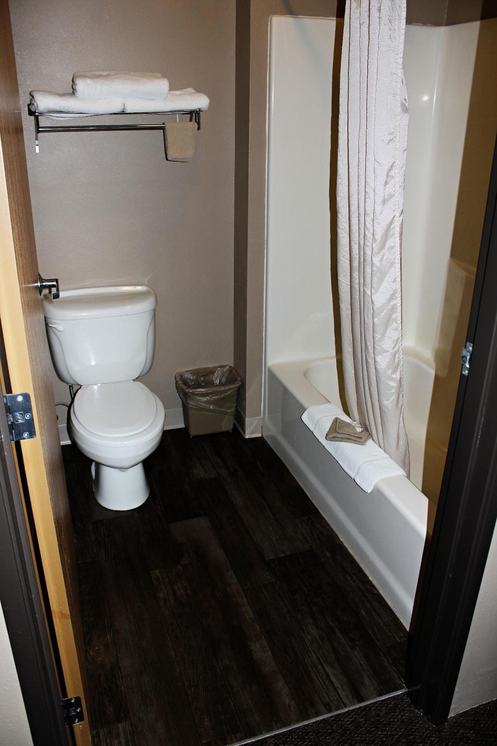 Capri Inn & Suites - Beatrice photo 9