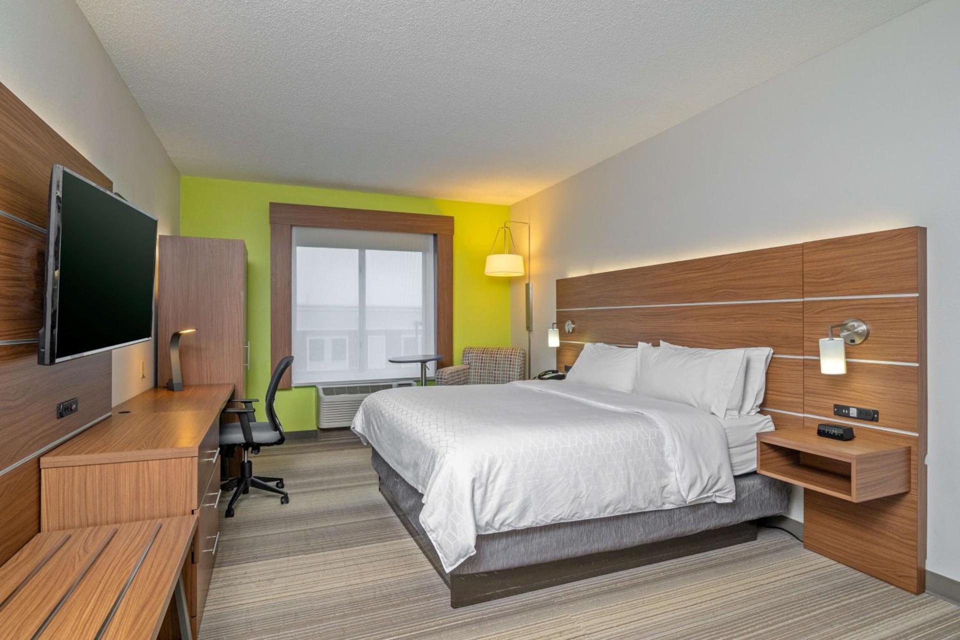 Holiday Inn Express Hotel & Suites Woodbridge by IHG photo 39