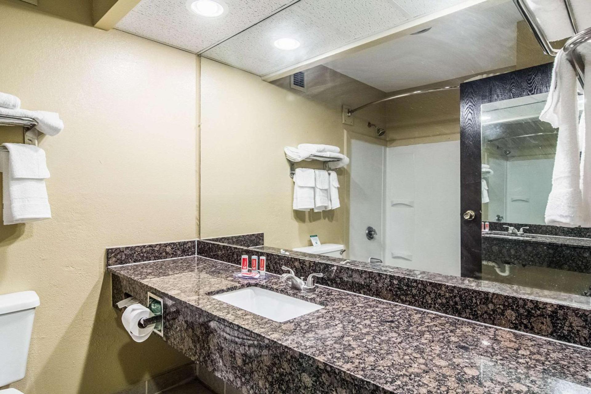 Econo Lodge Darien photo 2