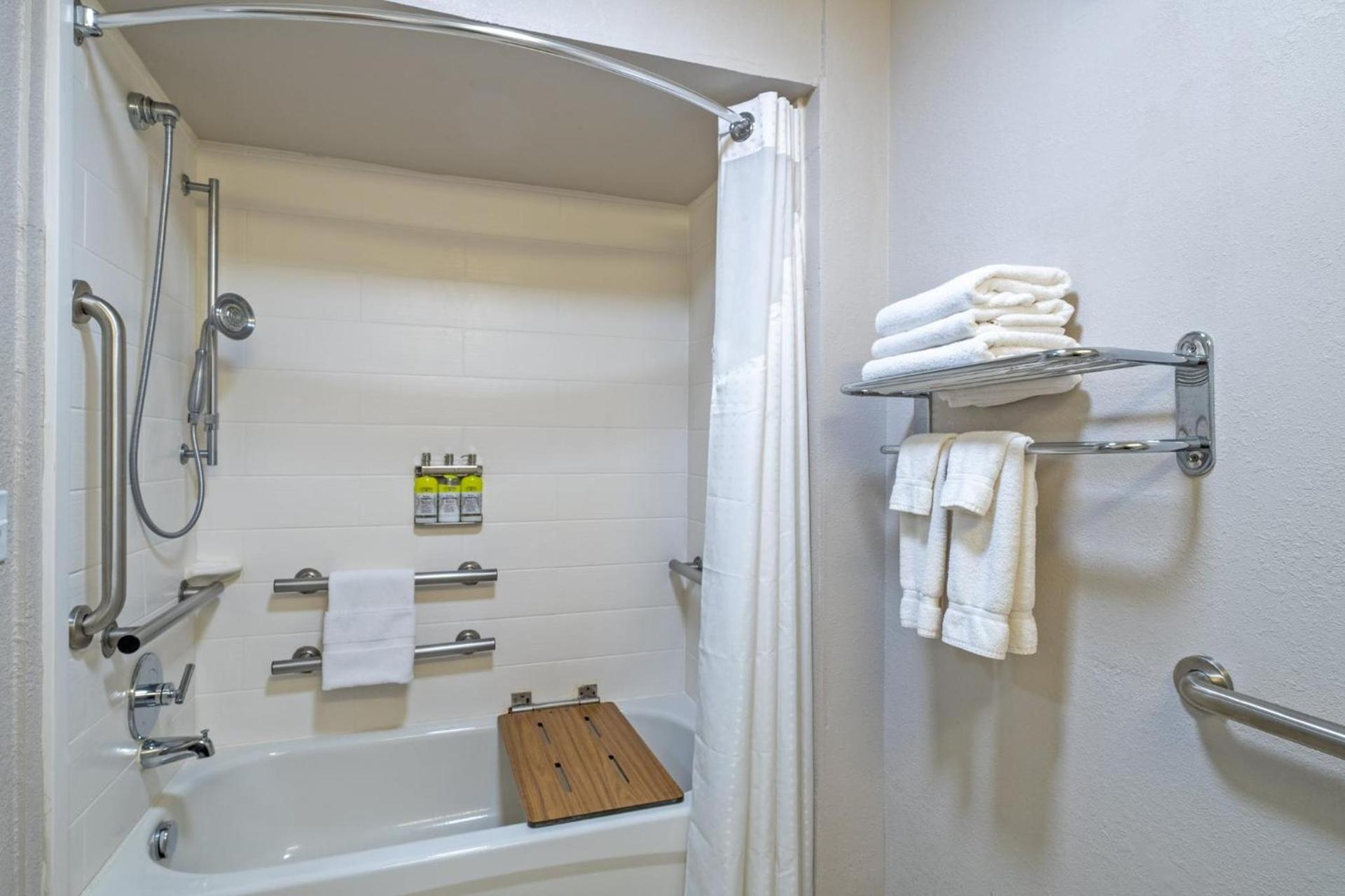 Holiday Inn Express Hotel & Suites Woodbridge by IHG photo 20