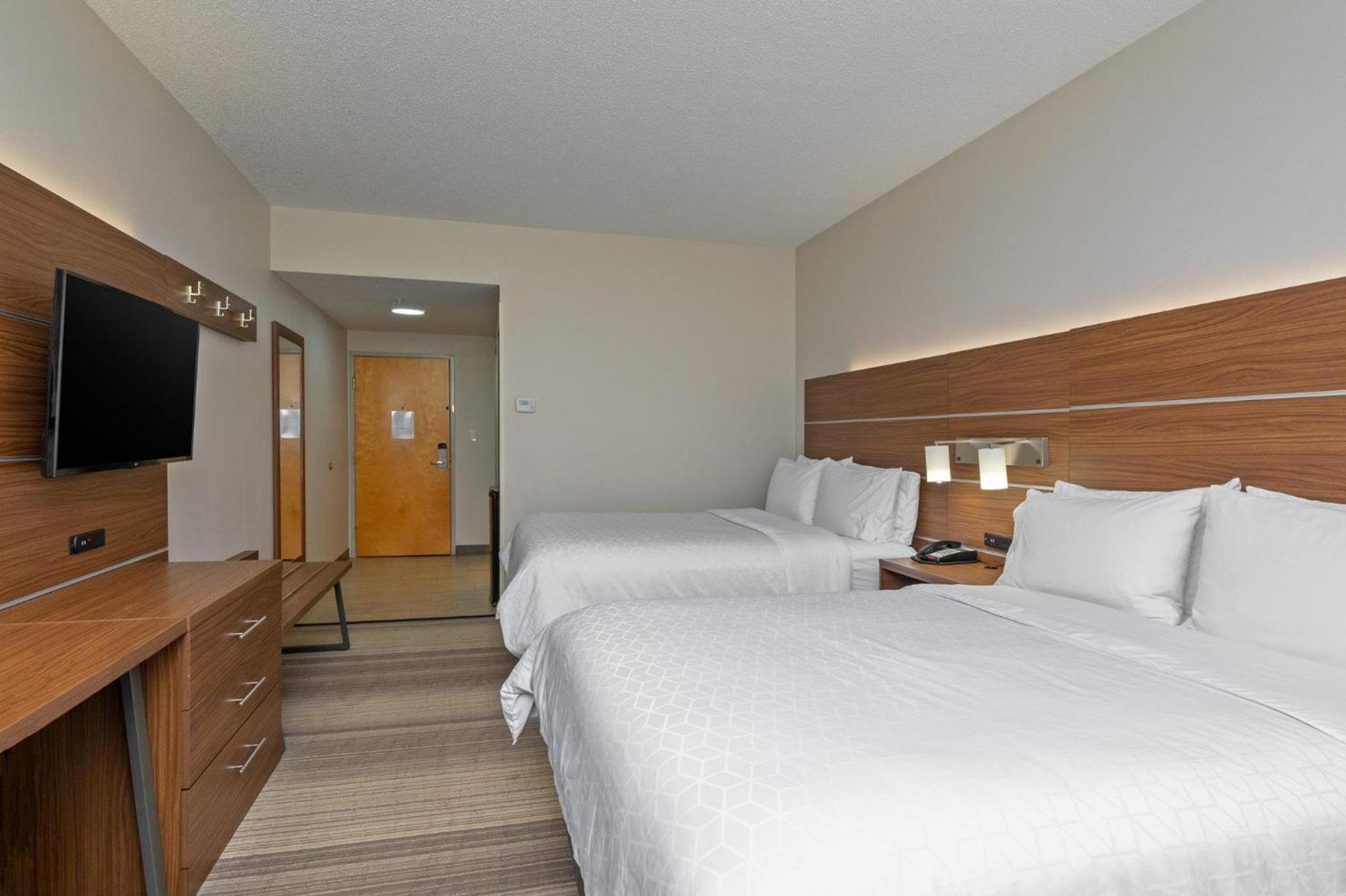 Holiday Inn Express Hotel & Suites Woodbridge by IHG photo 21