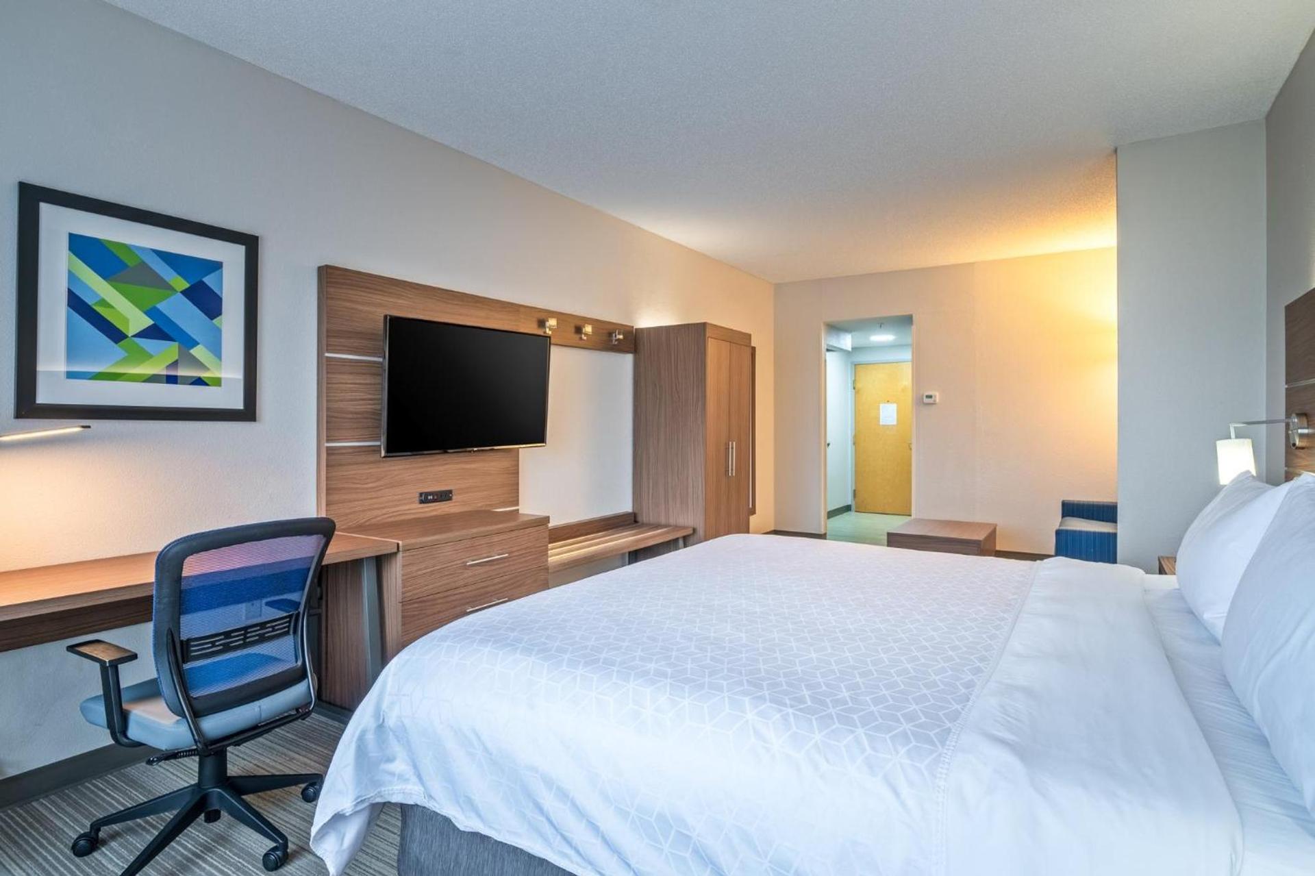Holiday Inn Express Hotel & Suites Woodbridge by IHG photo 27
