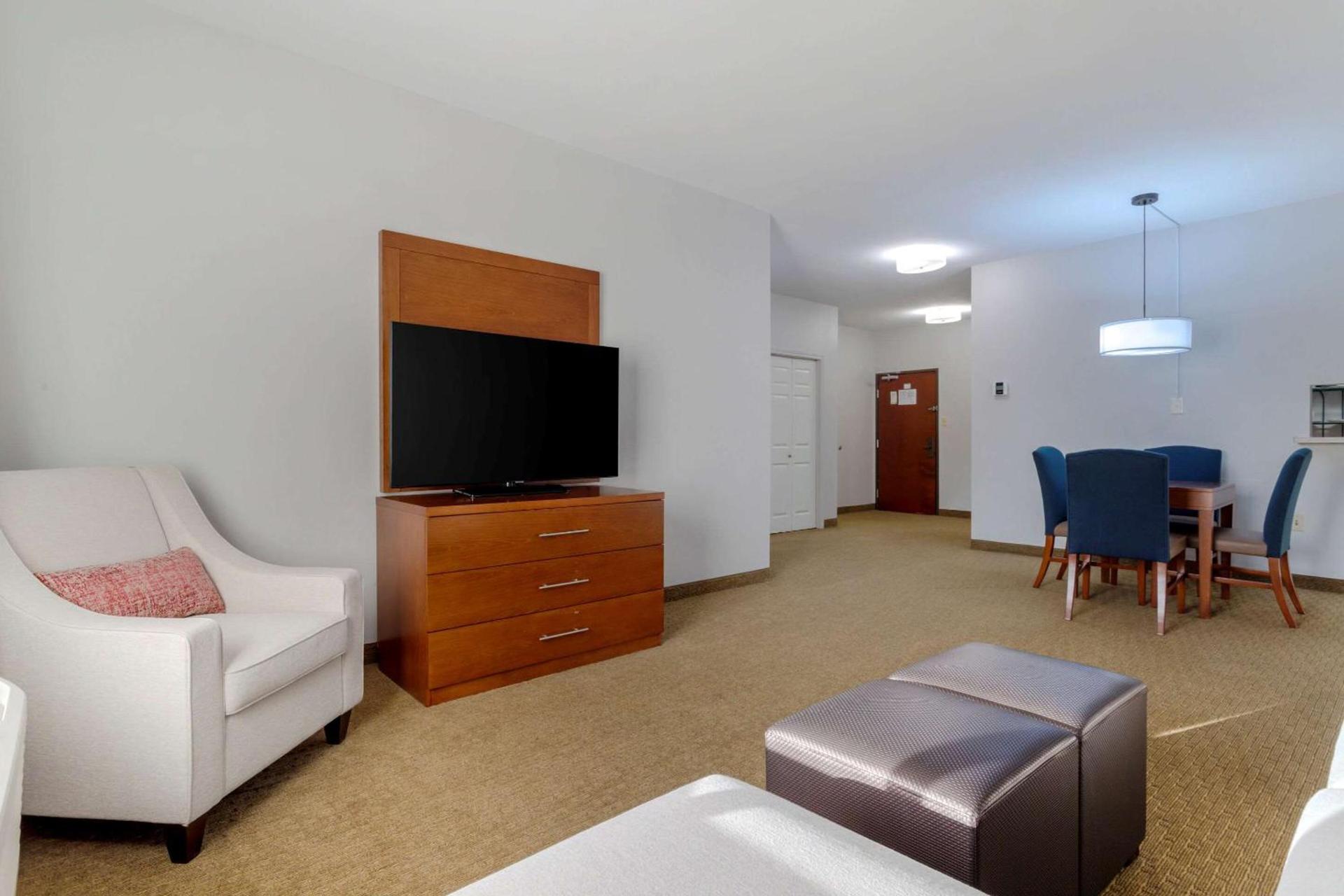 Garner Hotel La Porte - Bay Area photo 26