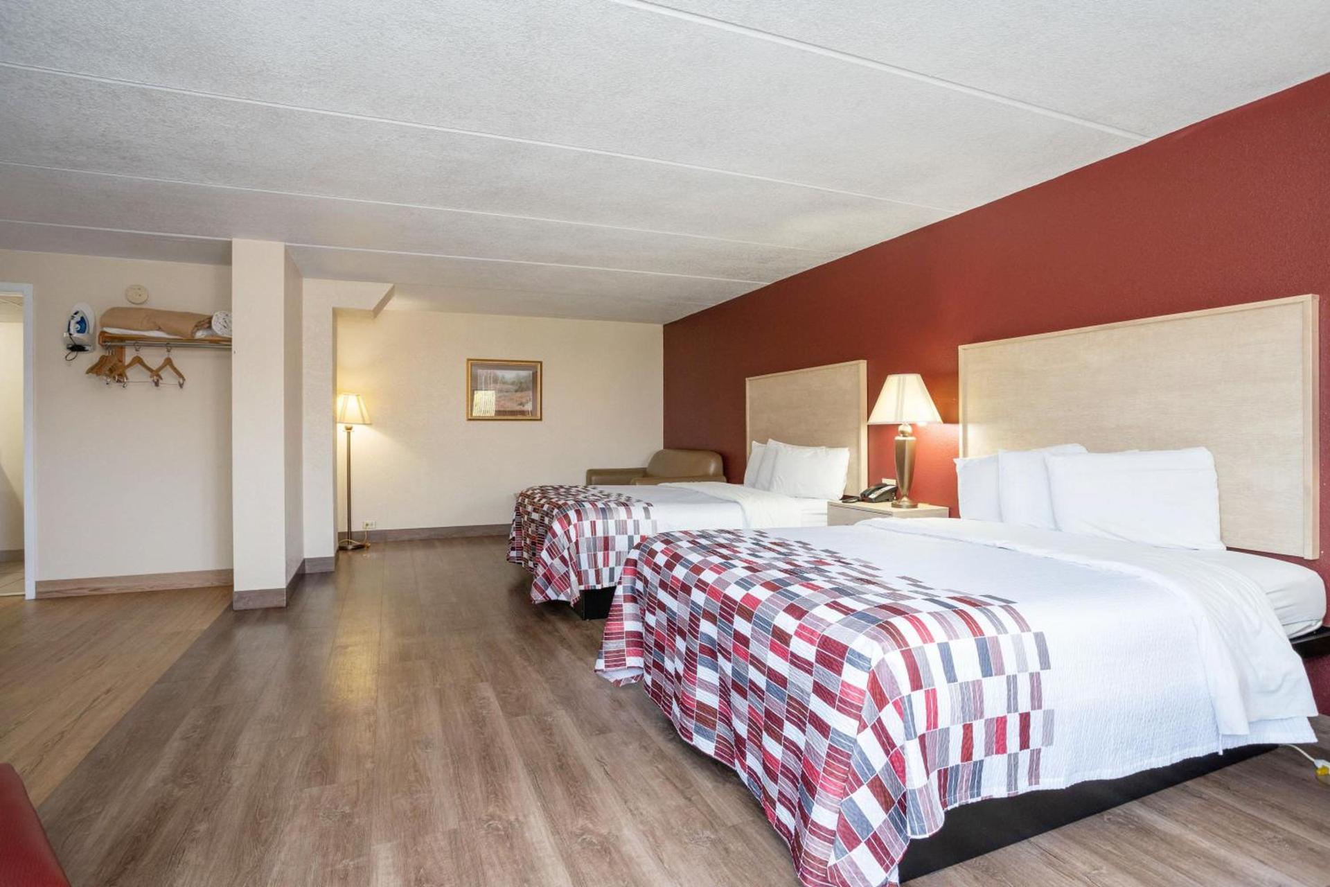 Red Roof Inn & Suites Pigeon Forge Parkway photo 19