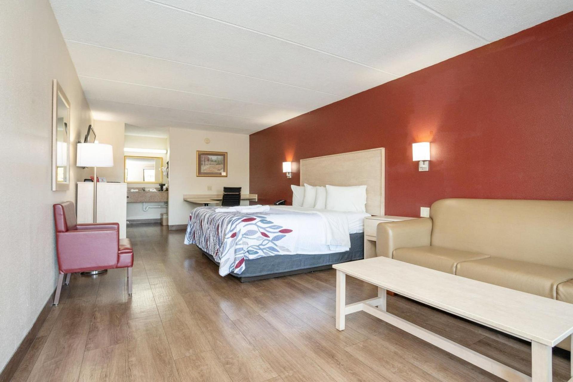 Red Roof Inn & Suites Pigeon Forge Parkway photo 14