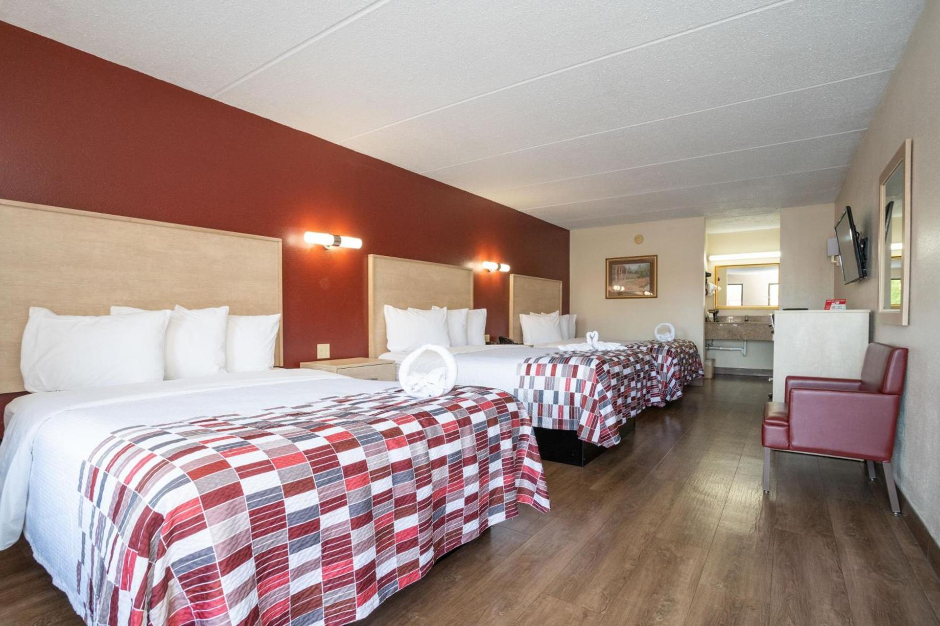 Red Roof Inn & Suites Pigeon Forge Parkway photo 18