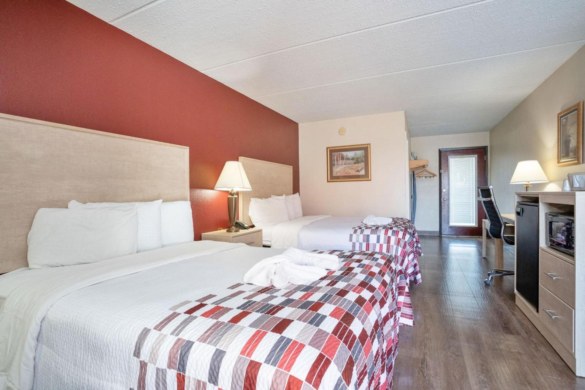 Red Roof Inn & Suites Pigeon Forge Parkway photo 16