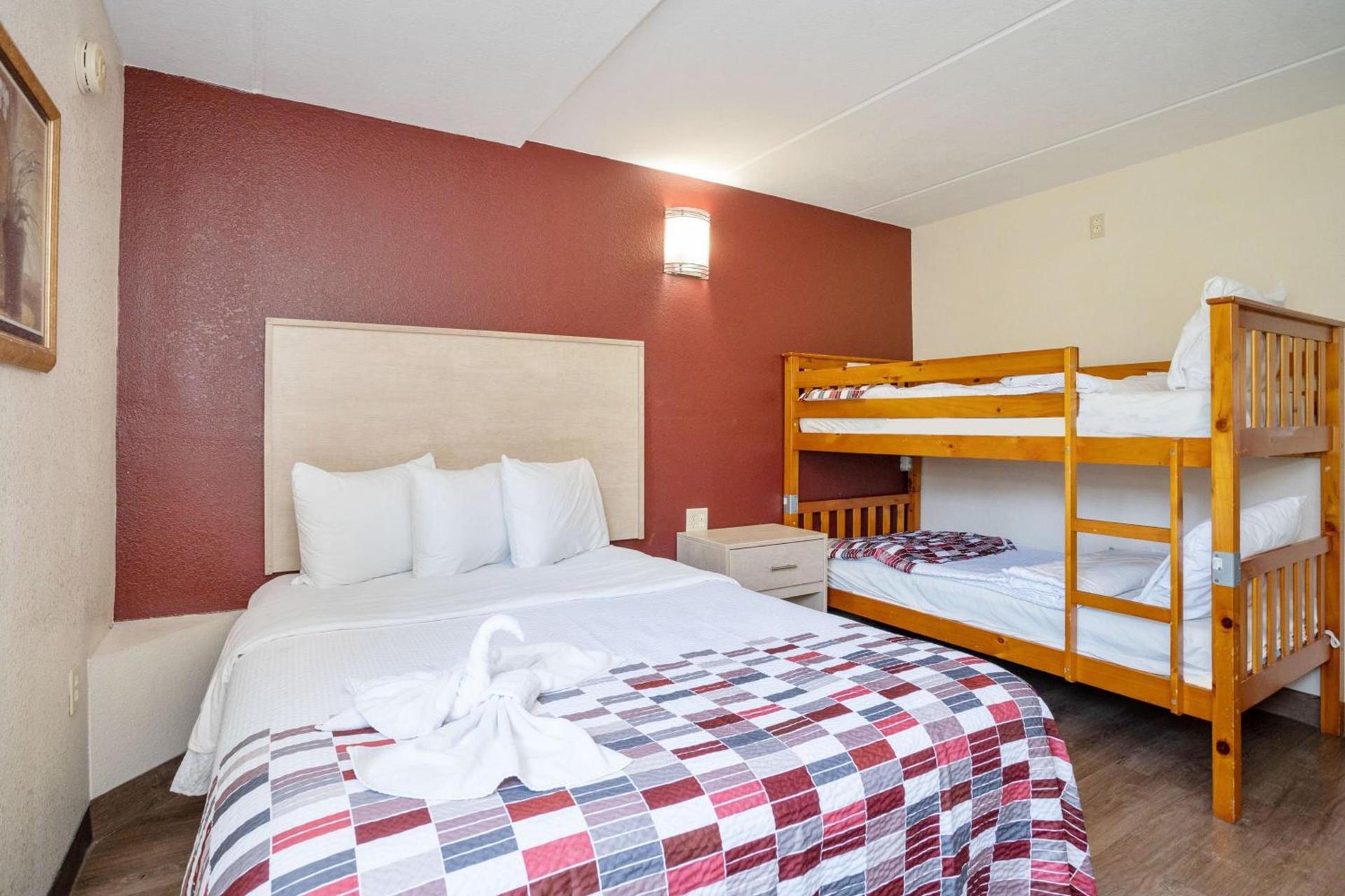 Red Roof Inn & Suites Pigeon Forge Parkway photo 24