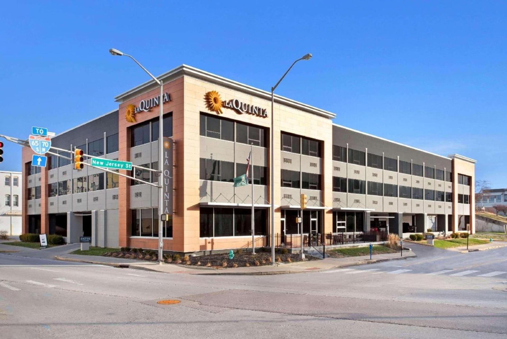 La Quinta Inn & Suites by Wyndham Indianapolis Downtown photo 1