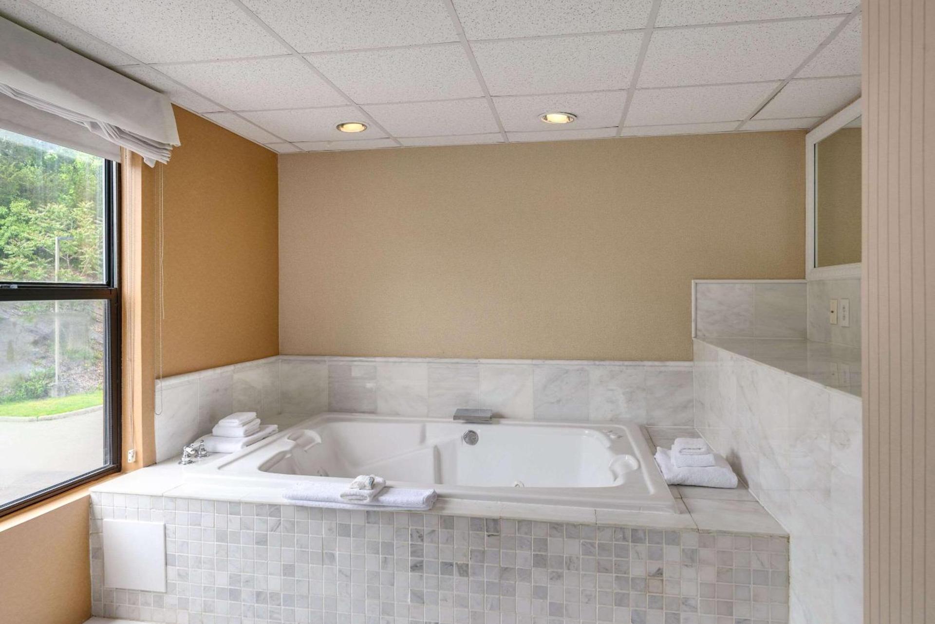 The Crossroads Hotel - Newburgh photo 21
