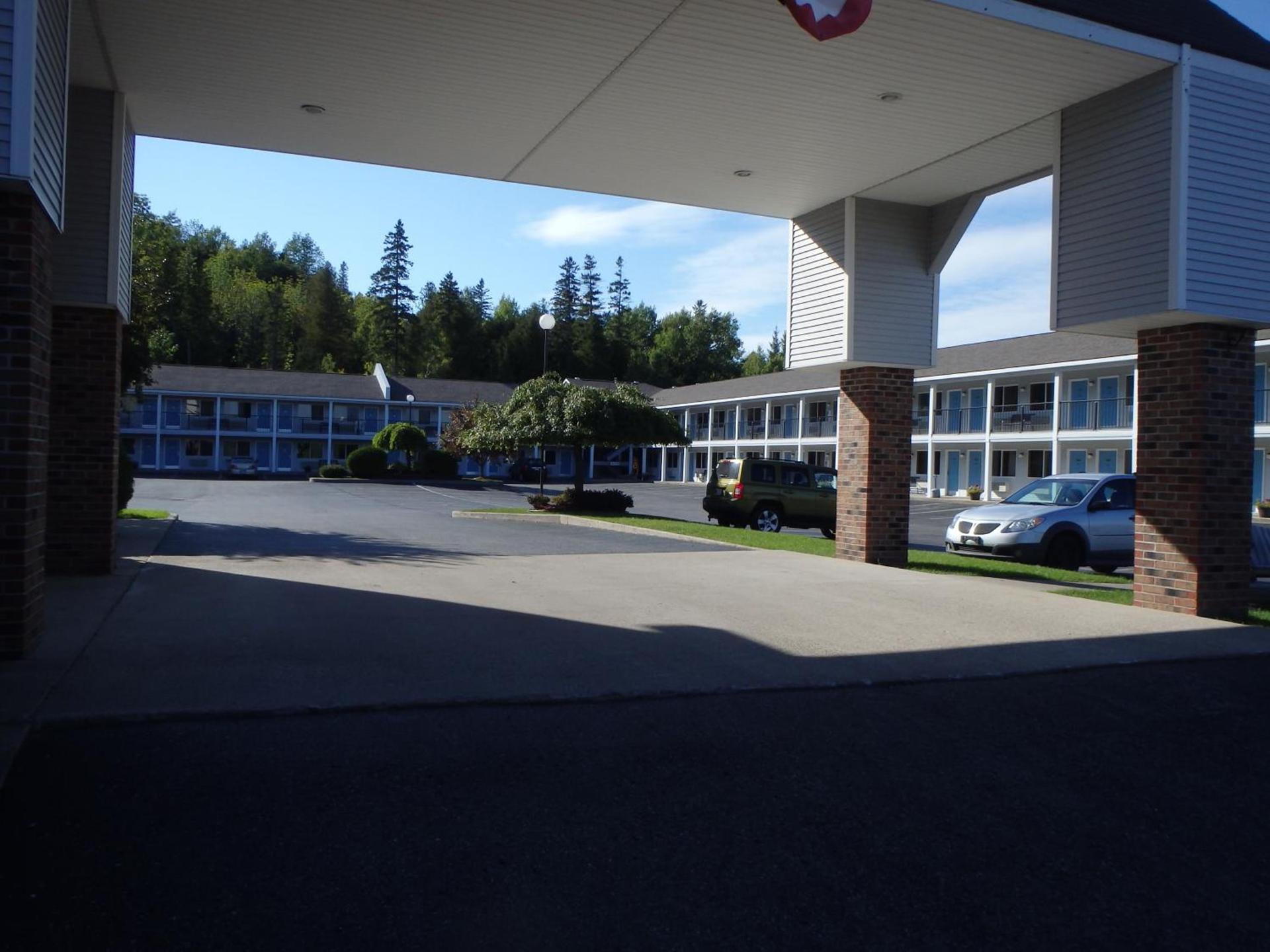 Americas Best Value Inn Saint Ignace photo 16
