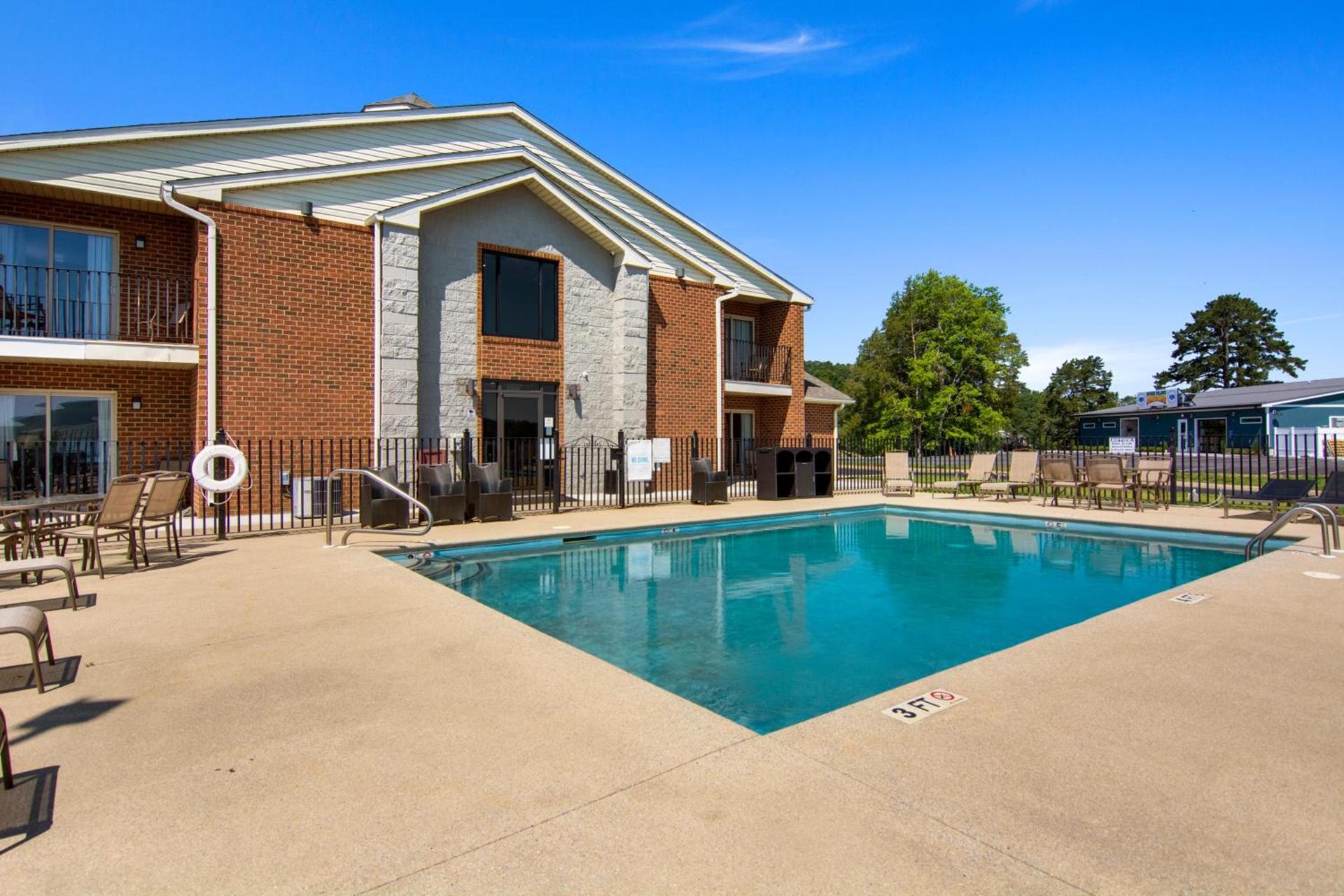 Clarion Pointe on the lake Clarksville-South Hill West photo 67