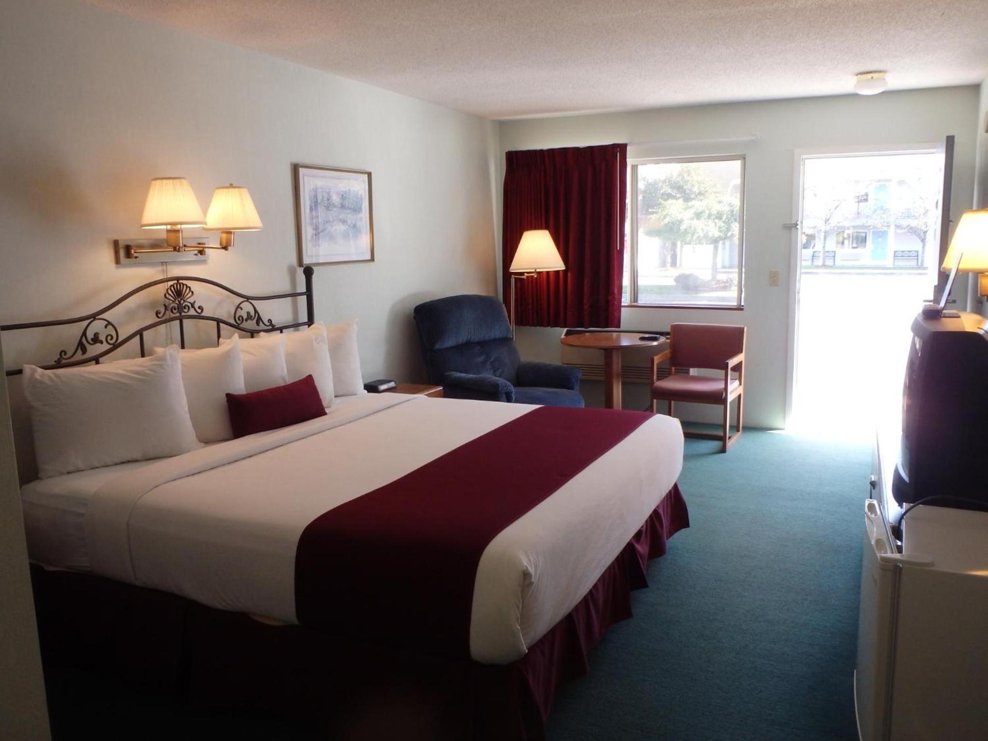 Americas Best Value Inn Saint Ignace photo 22