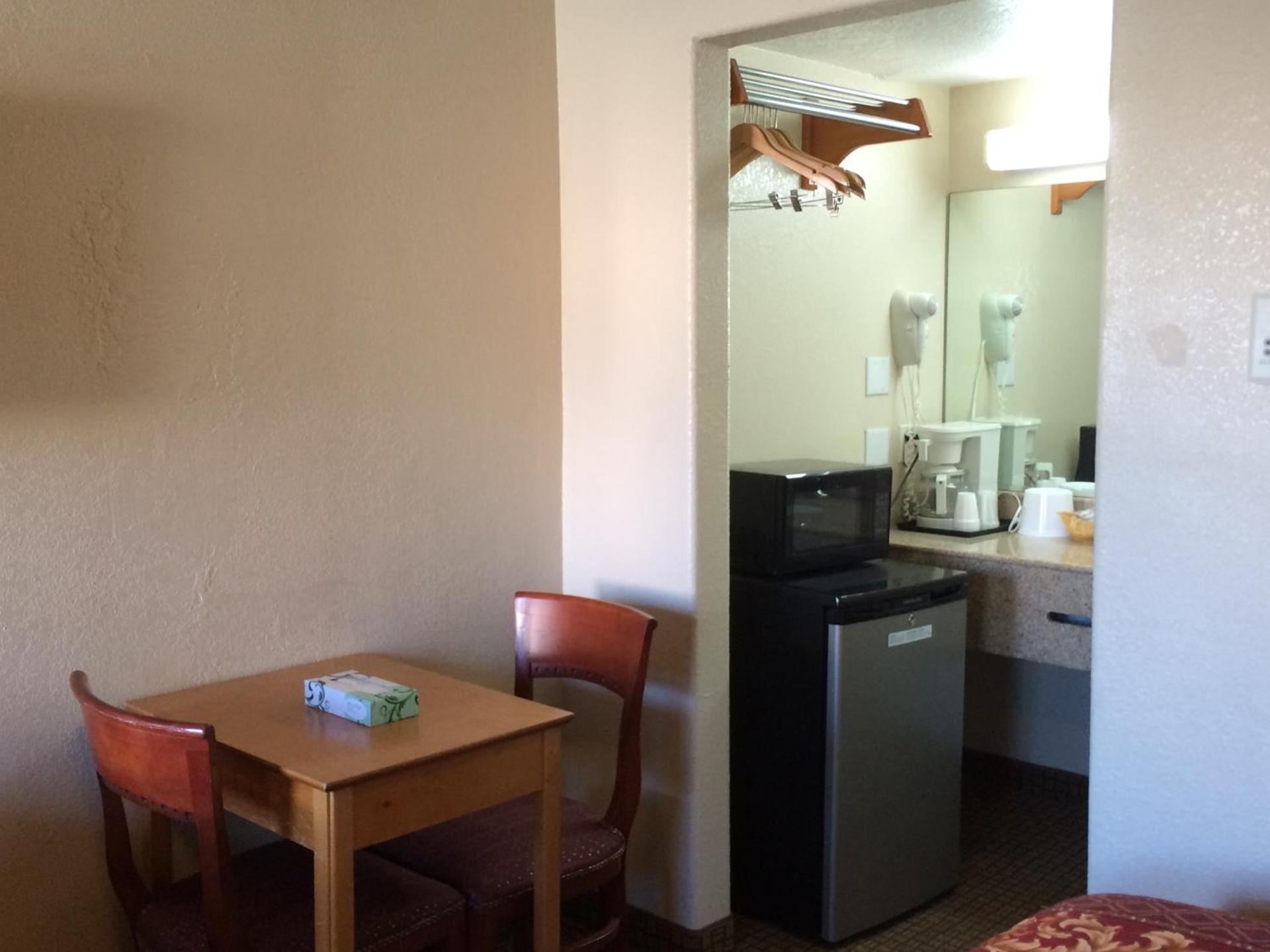 Economy Inn photo 27