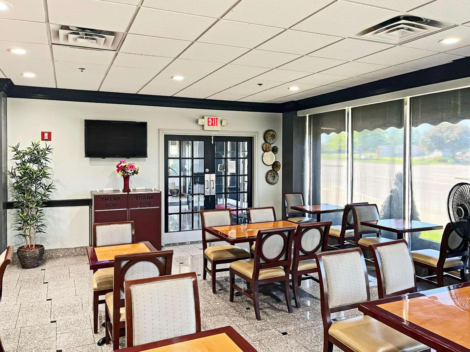 Quality Inn & Suites Cincinnati Downtown Area photo 14