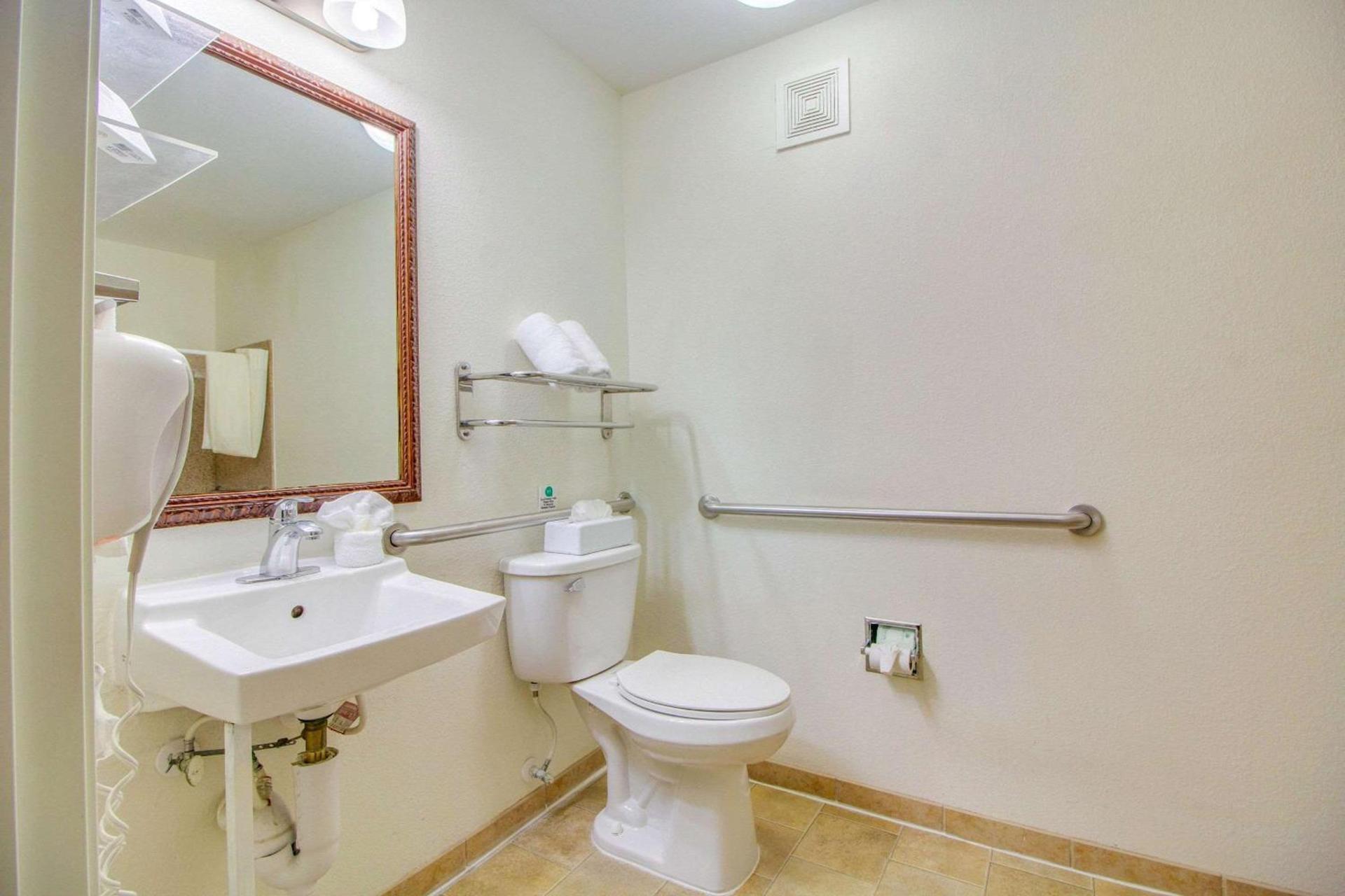 MainStay Suites Texas Medical Center-Reliant Park photo 22