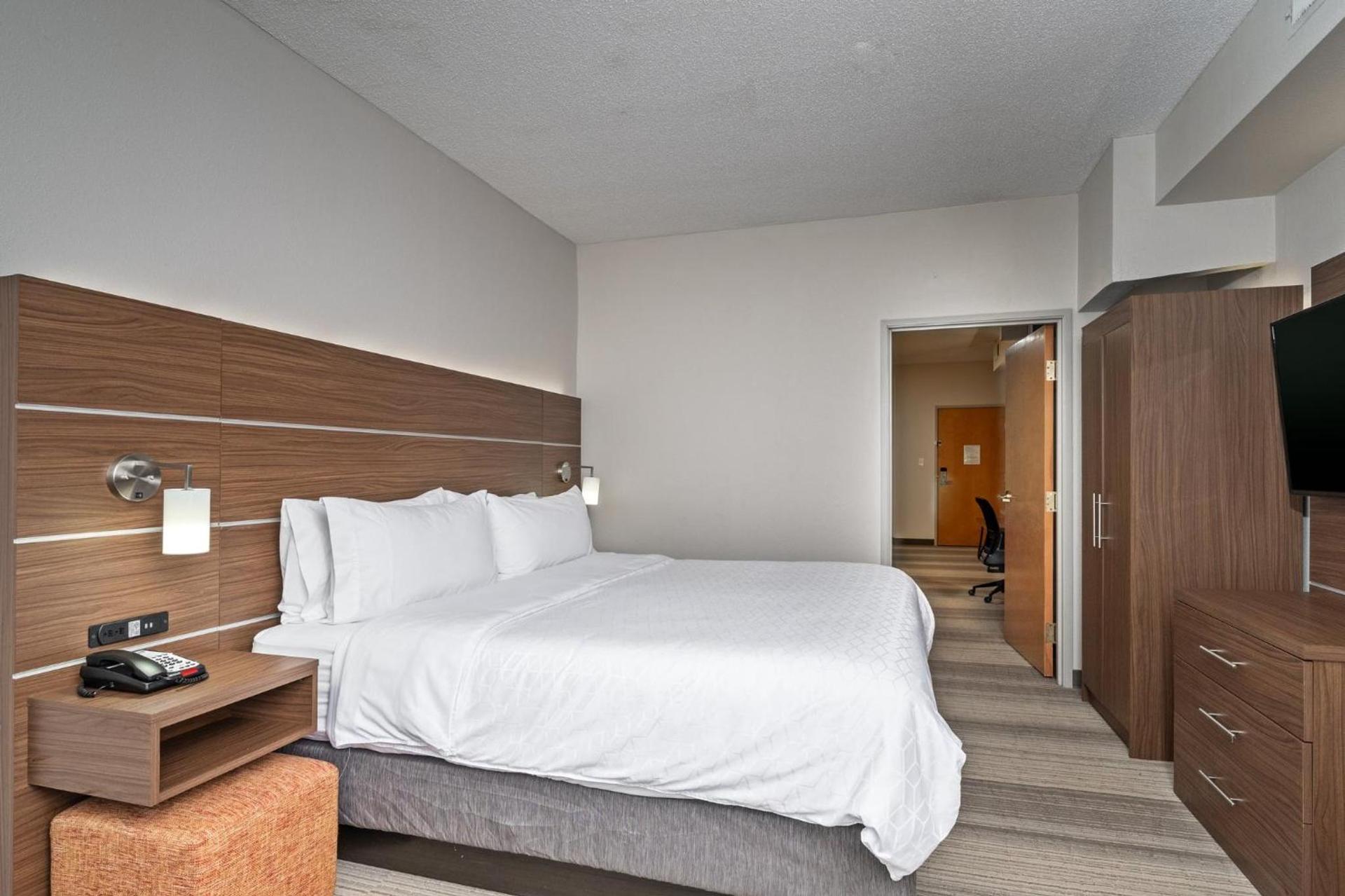 Holiday Inn Express Hotel & Suites Woodbridge by IHG photo 30