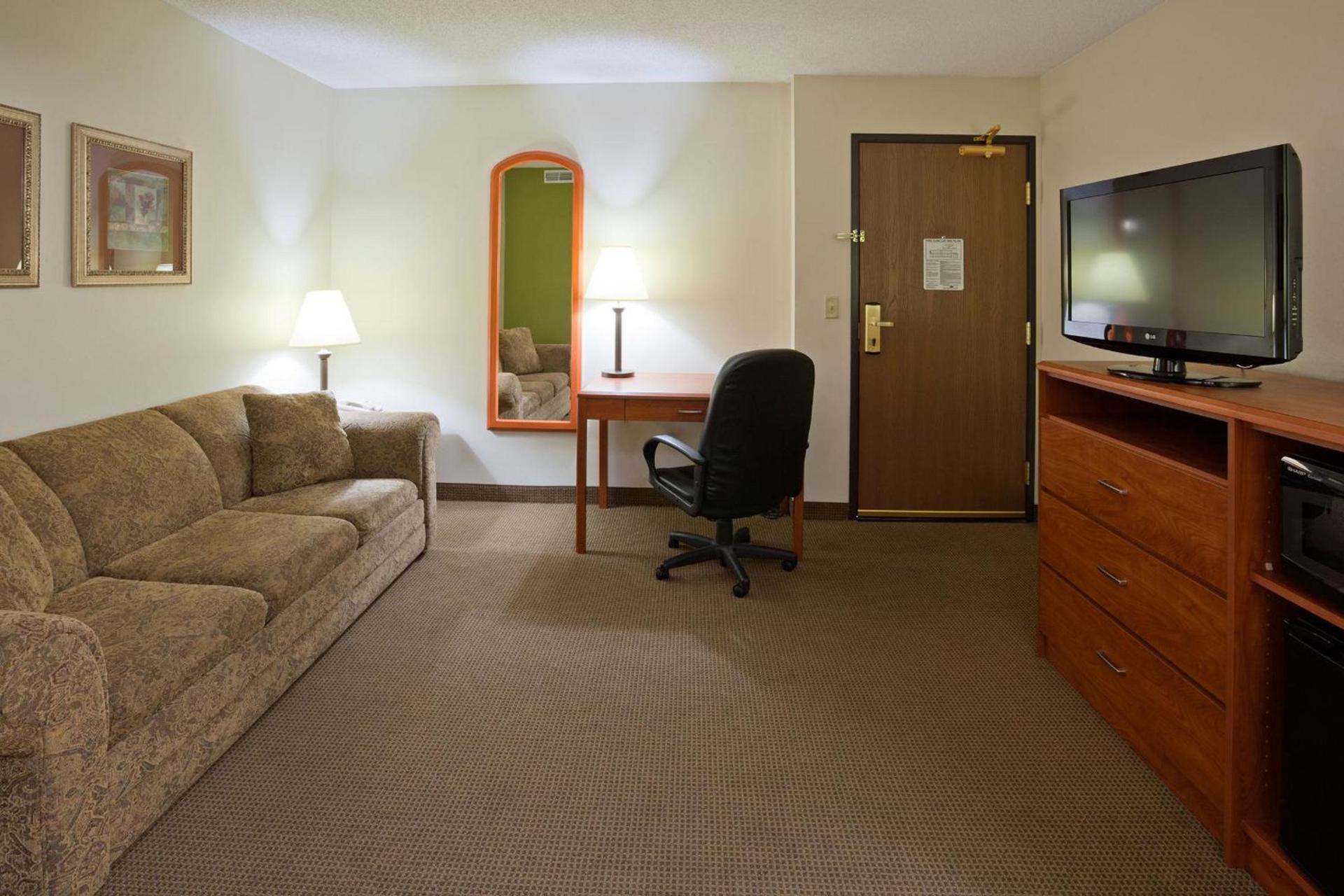 AmericInn by Wyndham Thief River Falls photo 28