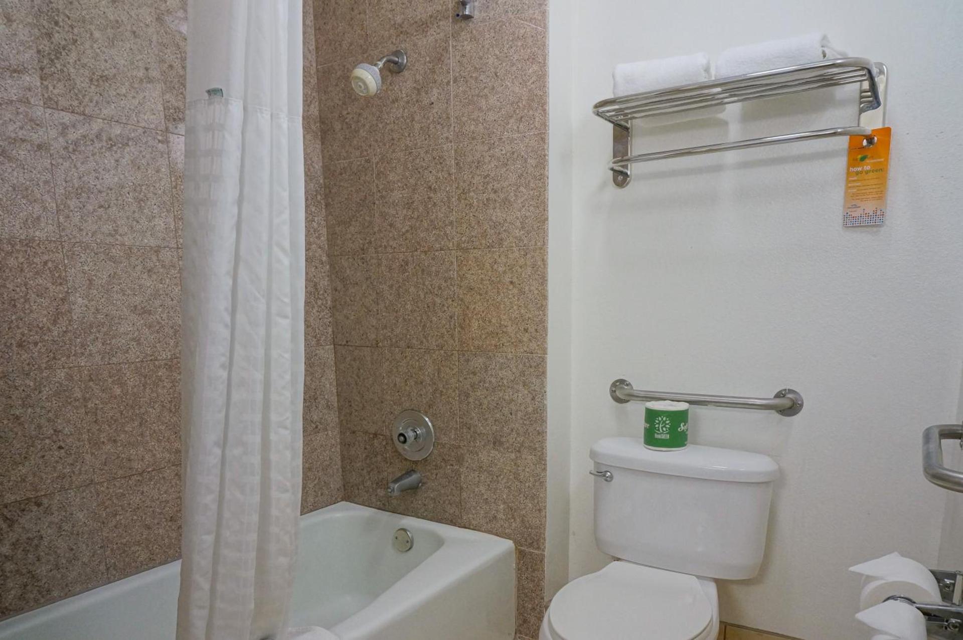 Howard Johnson by Wyndham San Diego Hotel Circle photo 46