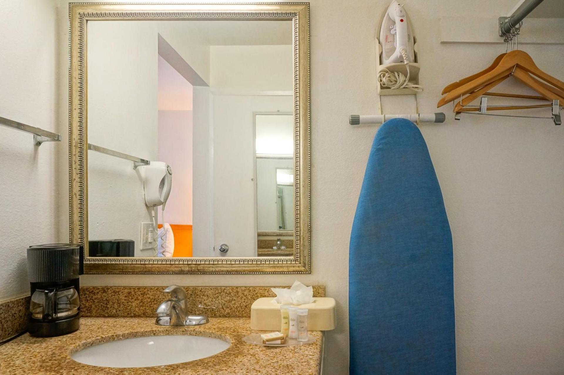 Howard Johnson by Wyndham San Diego Hotel Circle photo 49