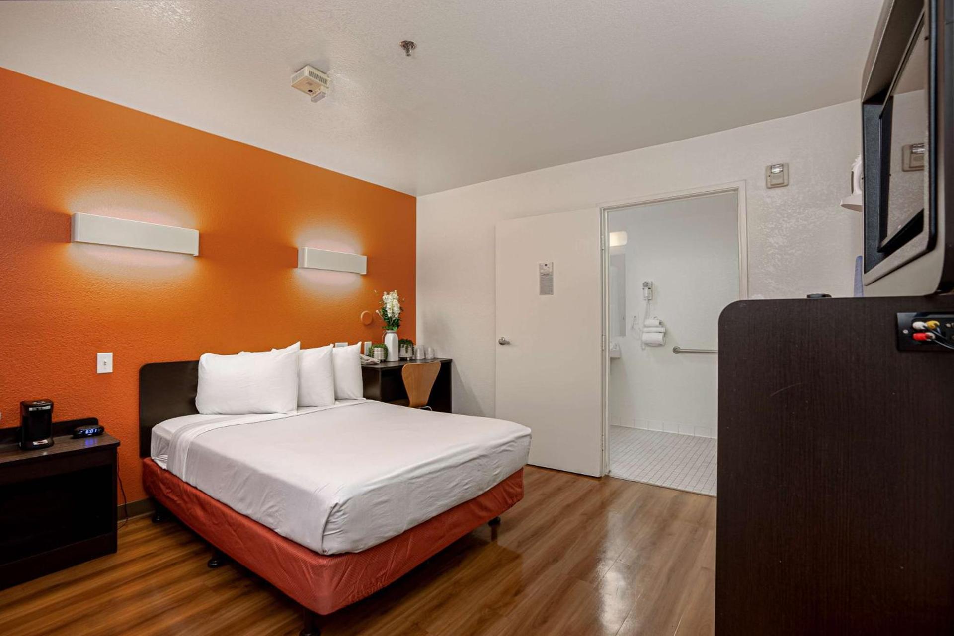 Motel 6-Temecula, CA - Historic Old Town photo 8