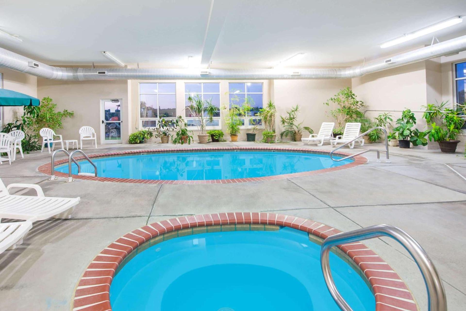 Super 8 by Wyndham Iola KS photo 27