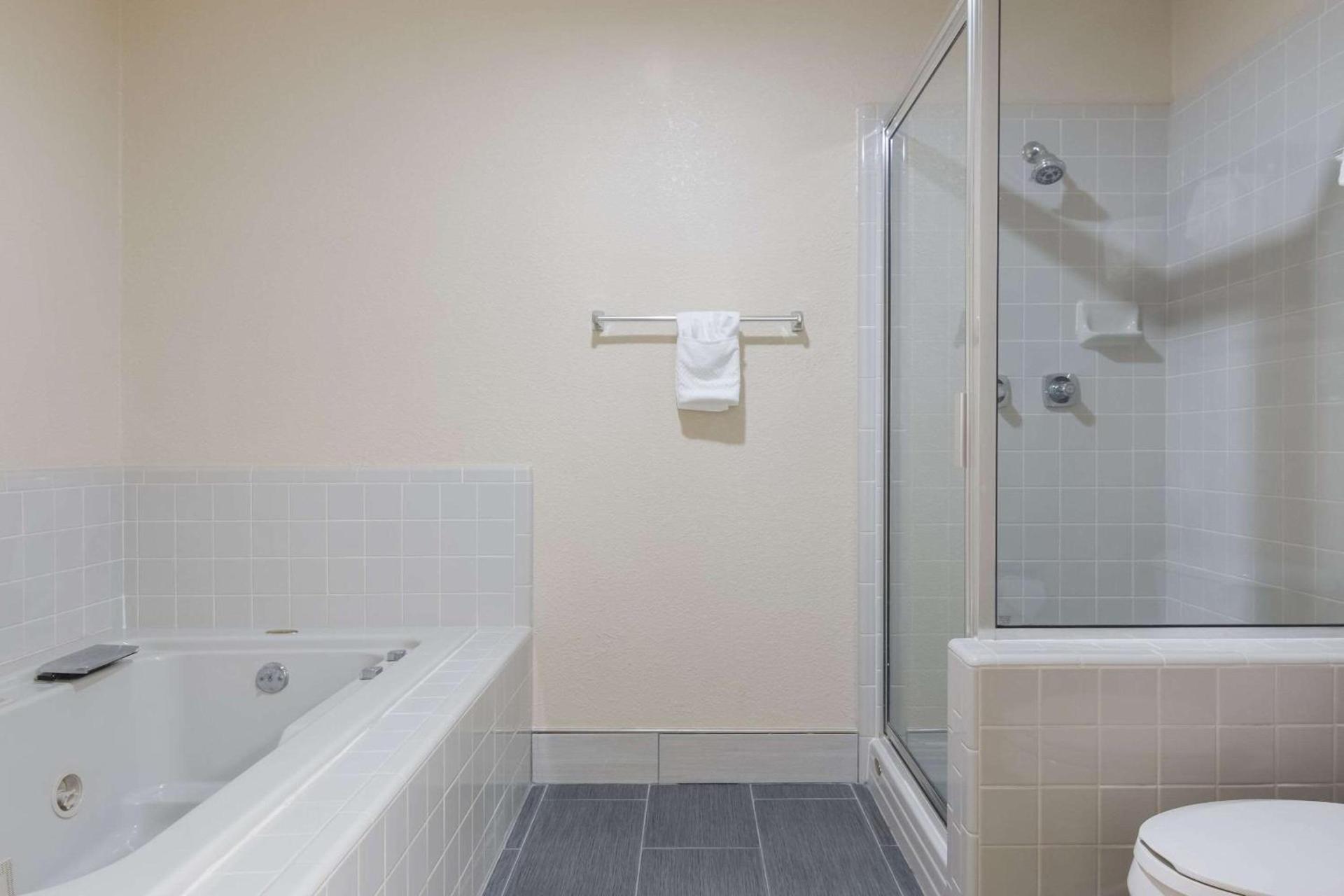 Quality Inn Magnolia photo 13