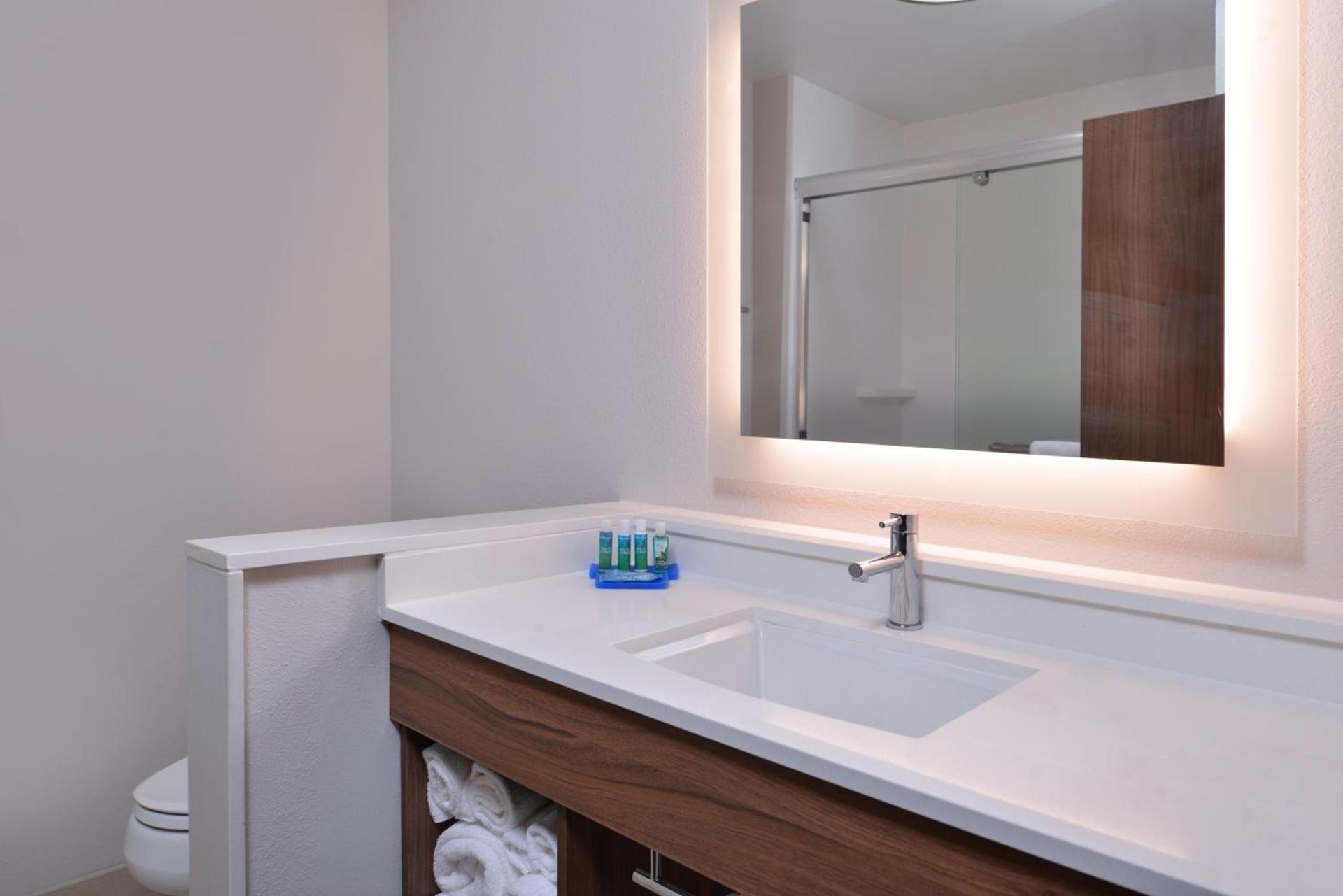 Holiday Inn Express & Suites - Marshalltown by IHG photo 47