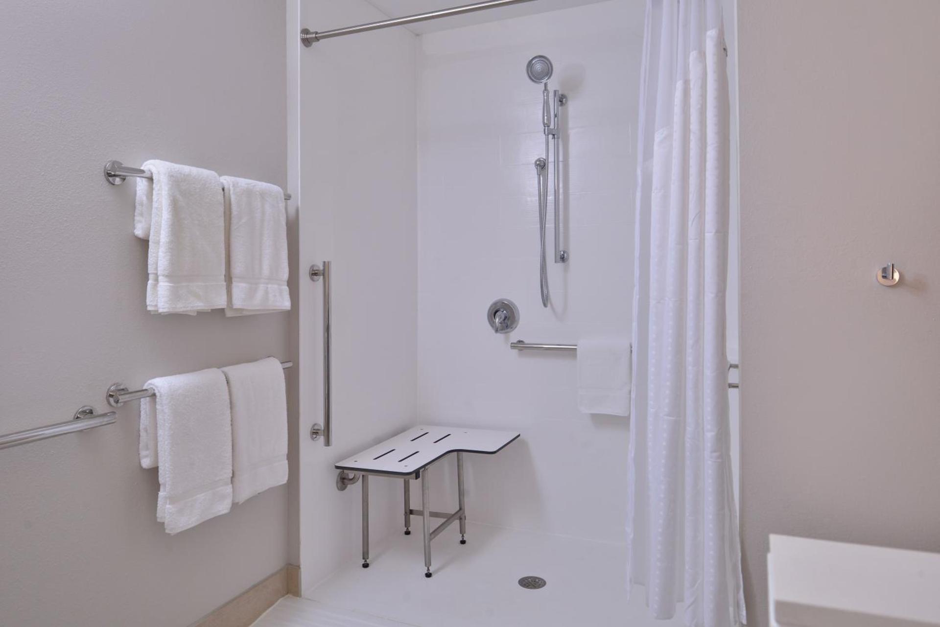 Holiday Inn Express & Suites - Marshalltown by IHG photo 48