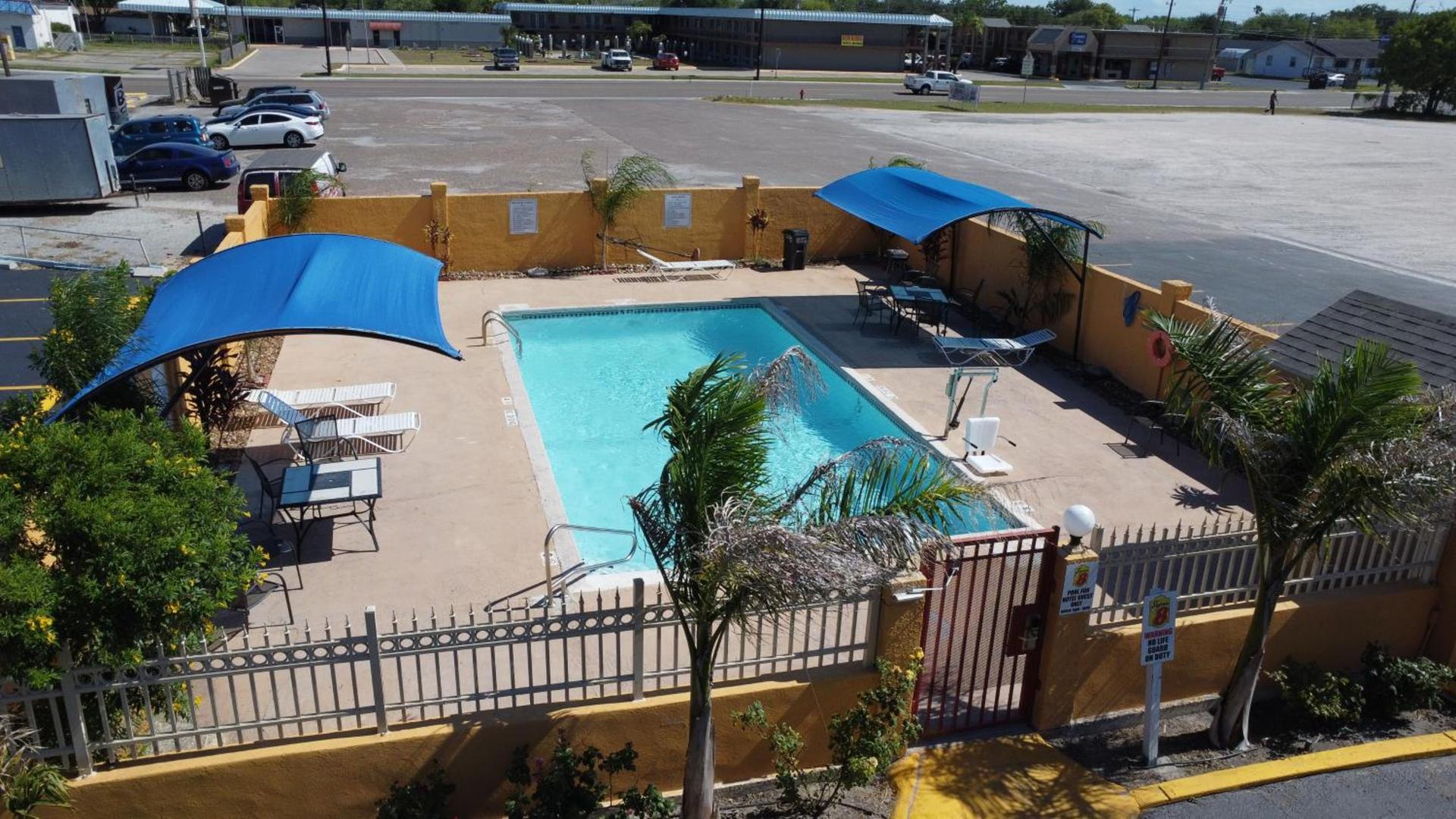 Super 8 by Wyndham Kingsville photo 17