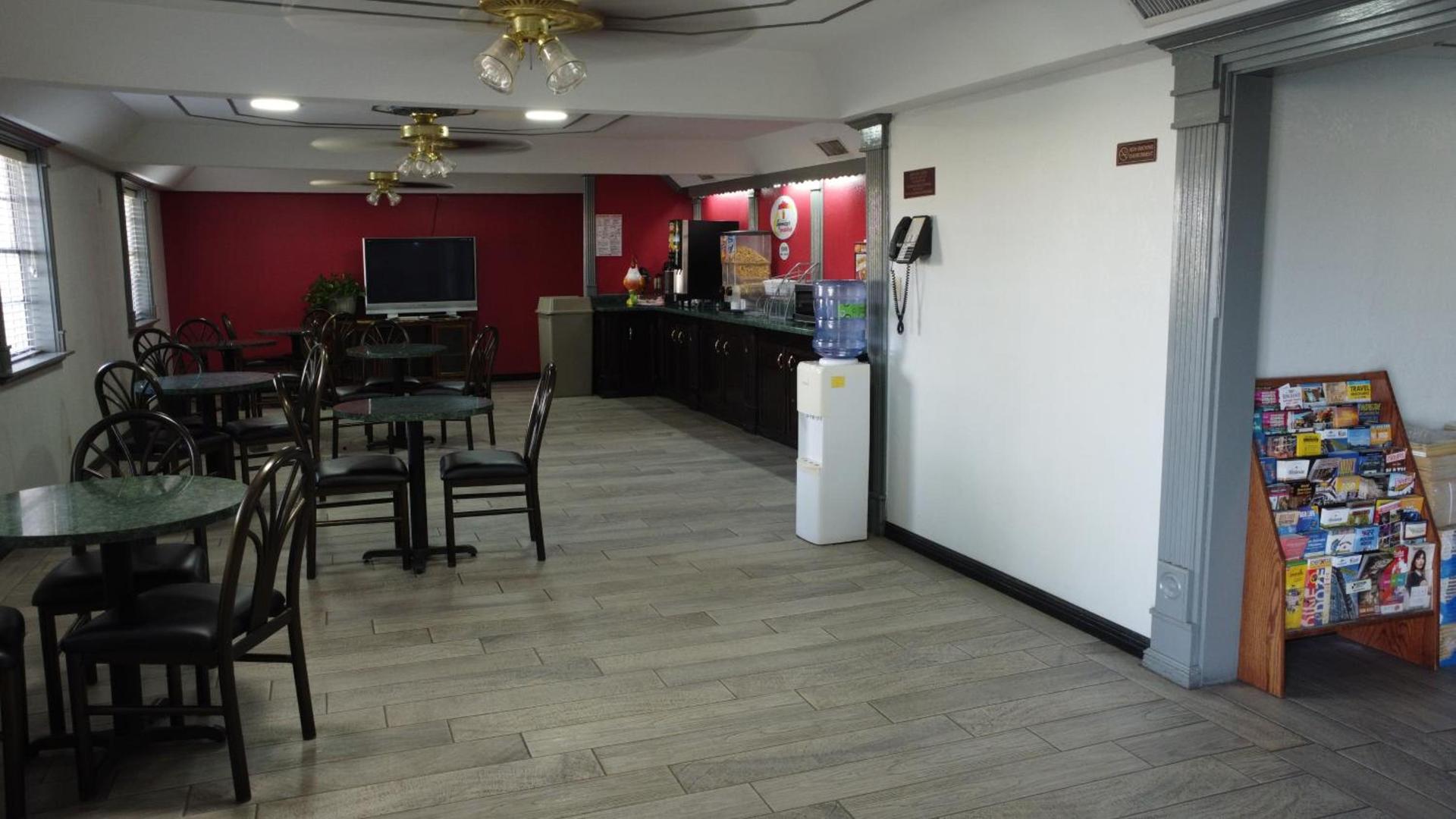 Super 8 by Wyndham Kingsville photo 14