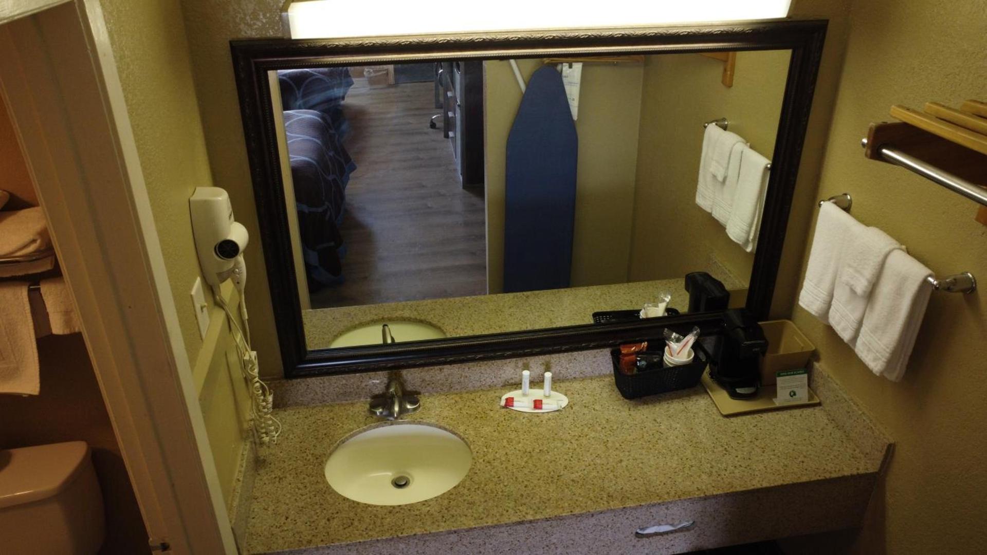 Super 8 by Wyndham Kingsville photo 19