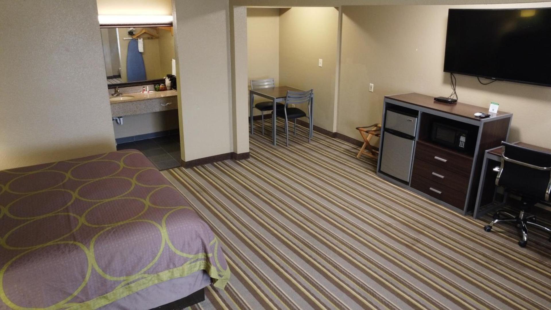 Super 8 by Wyndham Kingsville photo 20