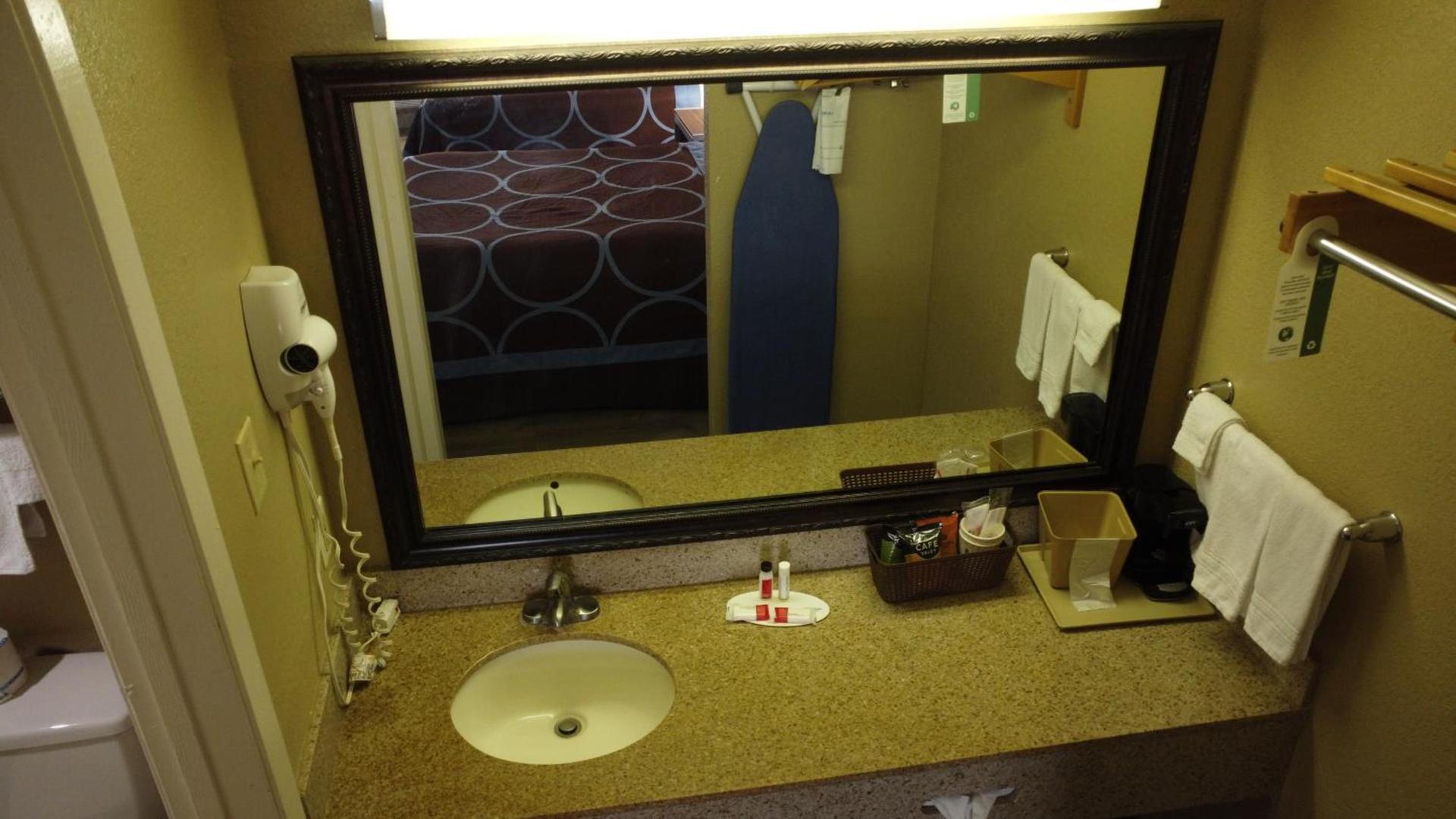 Super 8 by Wyndham Kingsville photo 21